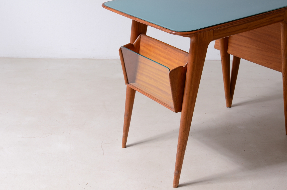 Silvio Cavatorta Elegante scrittoio in legno biondo in vetro opaline originale. Manifattura Cavatorta & Co. 1950ca