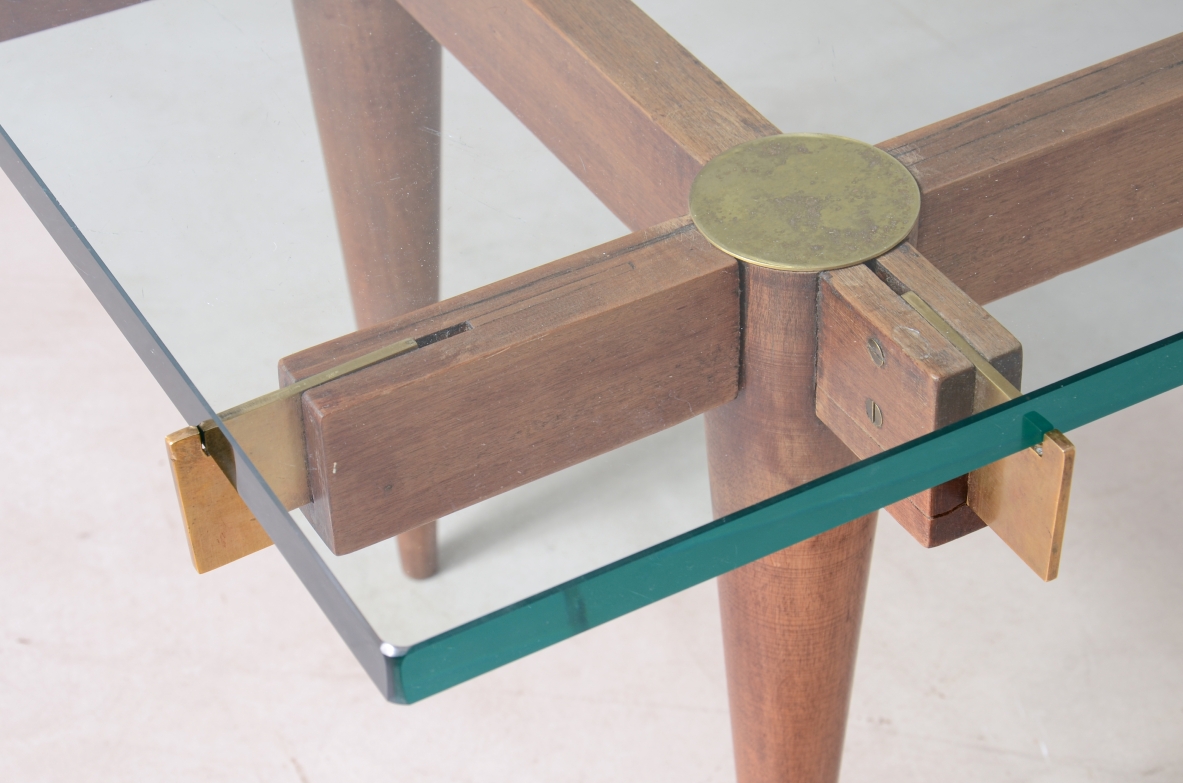Coppia di tavolini in legno e ottone con piano in cristallo di forte spessore. 1955