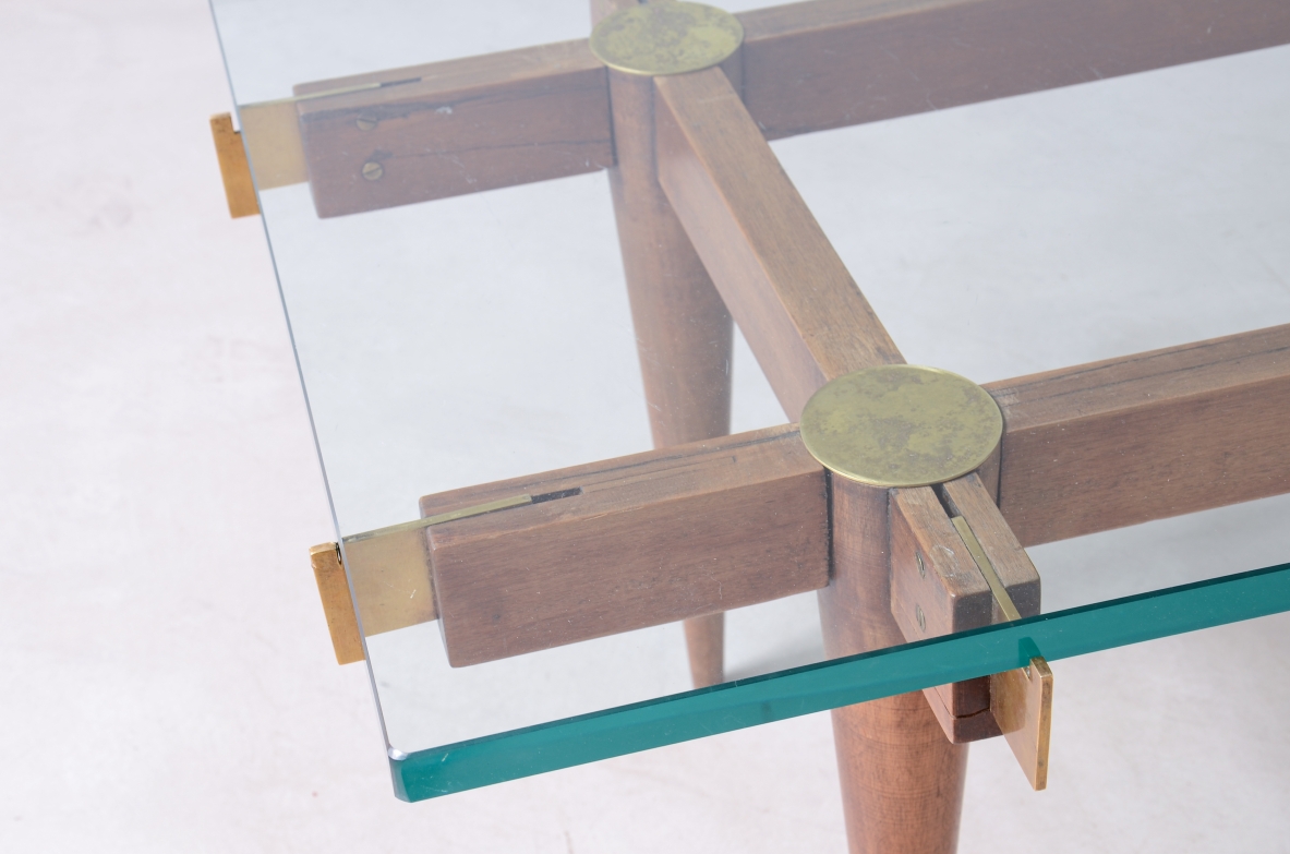Coppia di tavolini in legno e ottone con piano in cristallo di forte spessore. 1955