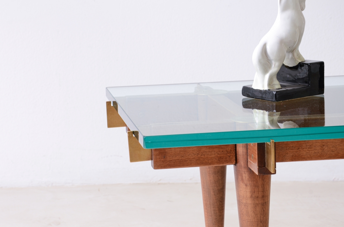 Coppia di tavolini in legno e ottone con piano in cristallo di forte spessore. 1955