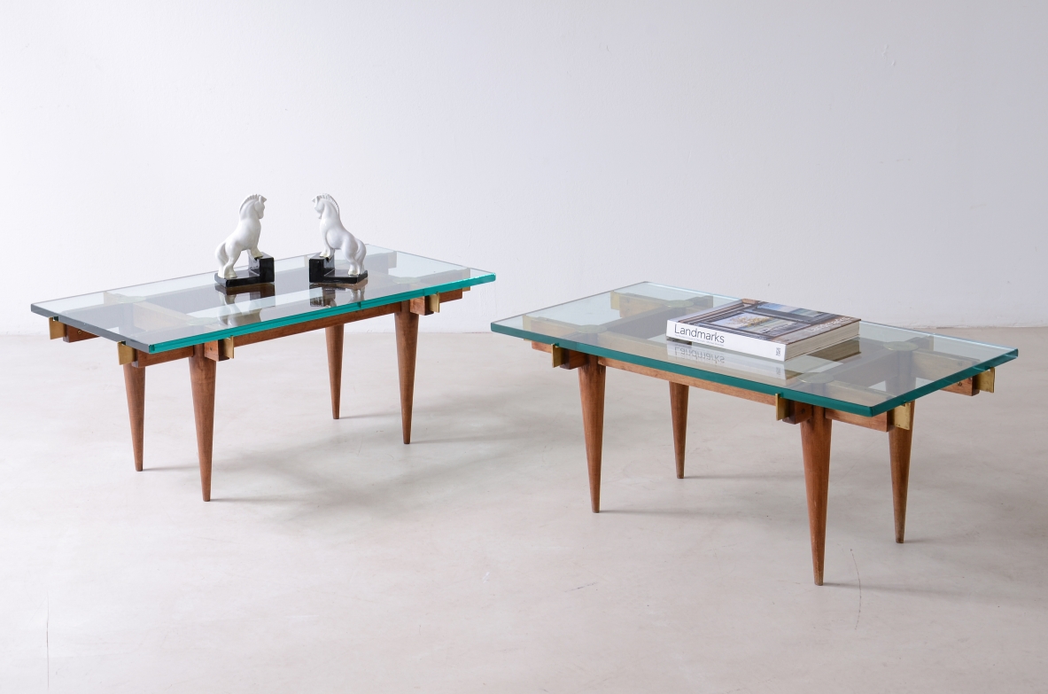 Coppia di tavolini in legno e ottone con piano in cristallo di forte spessore. 1955