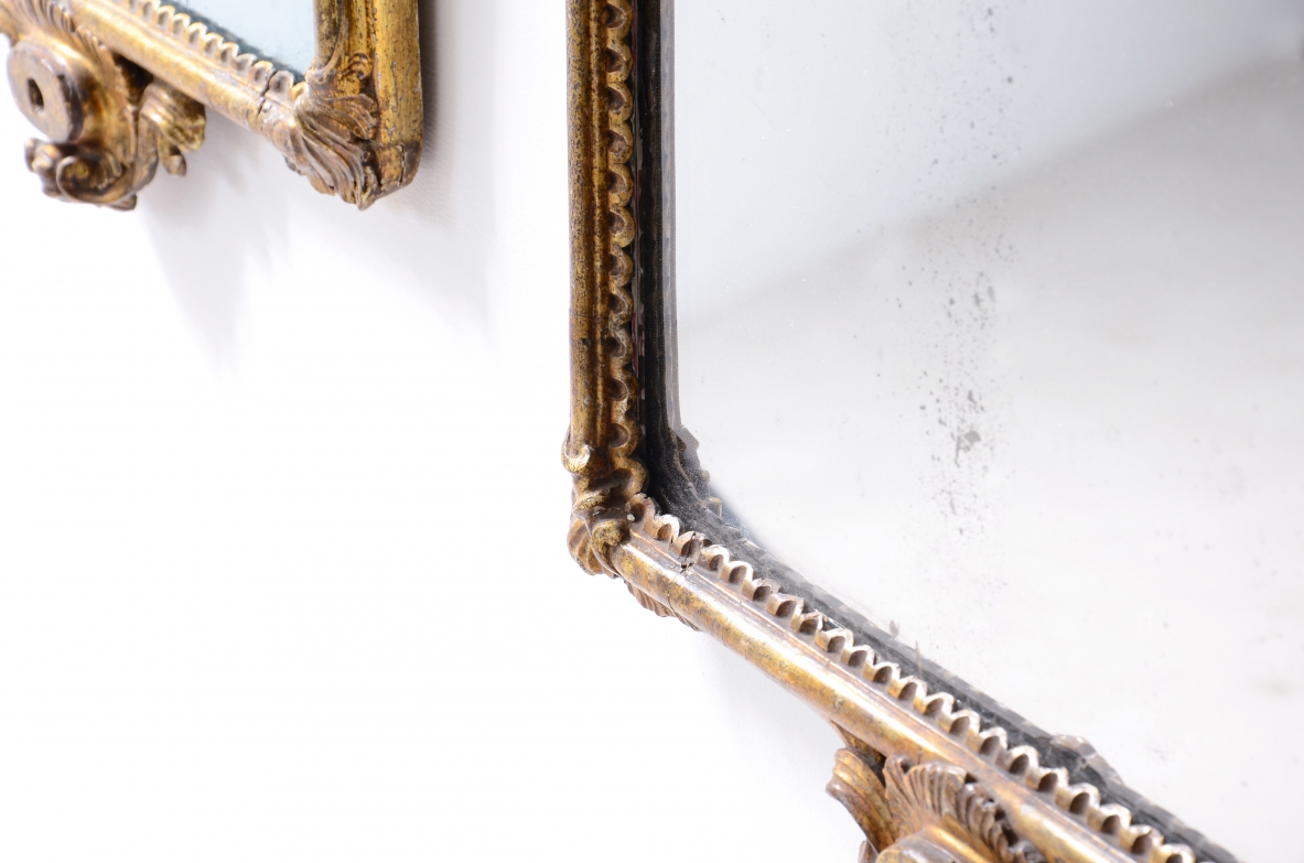 raffinata coppia di specchiere in legno intagliato e dorato a oro zecchino con specchi a mercurio.  Manifattura ligure, Italia, 1770ca.