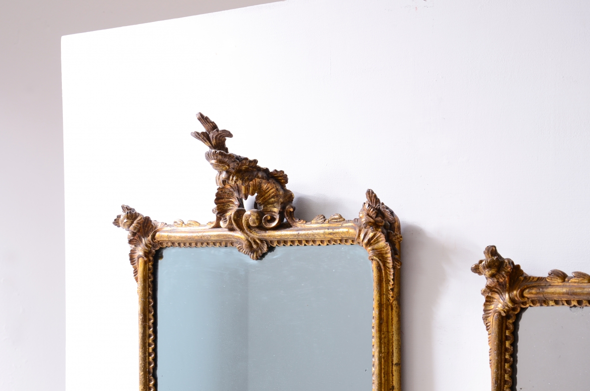 raffinata coppia di specchiere in legno intagliato e dorato a oro zecchino con specchi a mercurio.  Manifattura ligure, Italia, 1770ca.