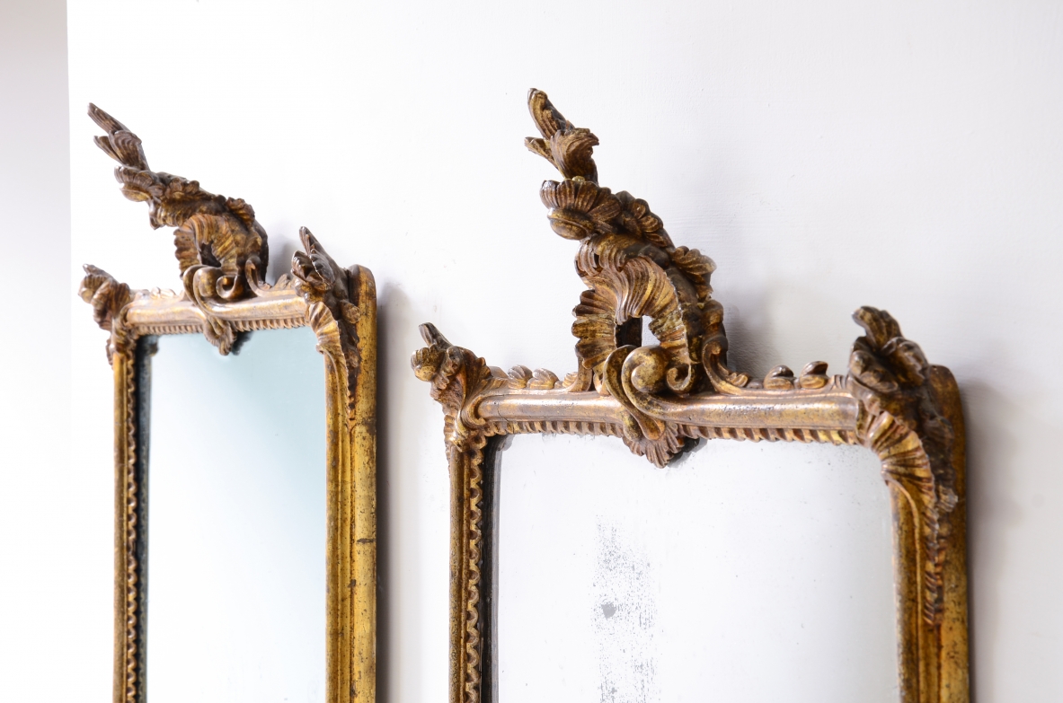 raffinata coppia di specchiere in legno intagliato e dorato a oro zecchino con specchi a mercurio.  Manifattura ligure, Italia, 1770ca.