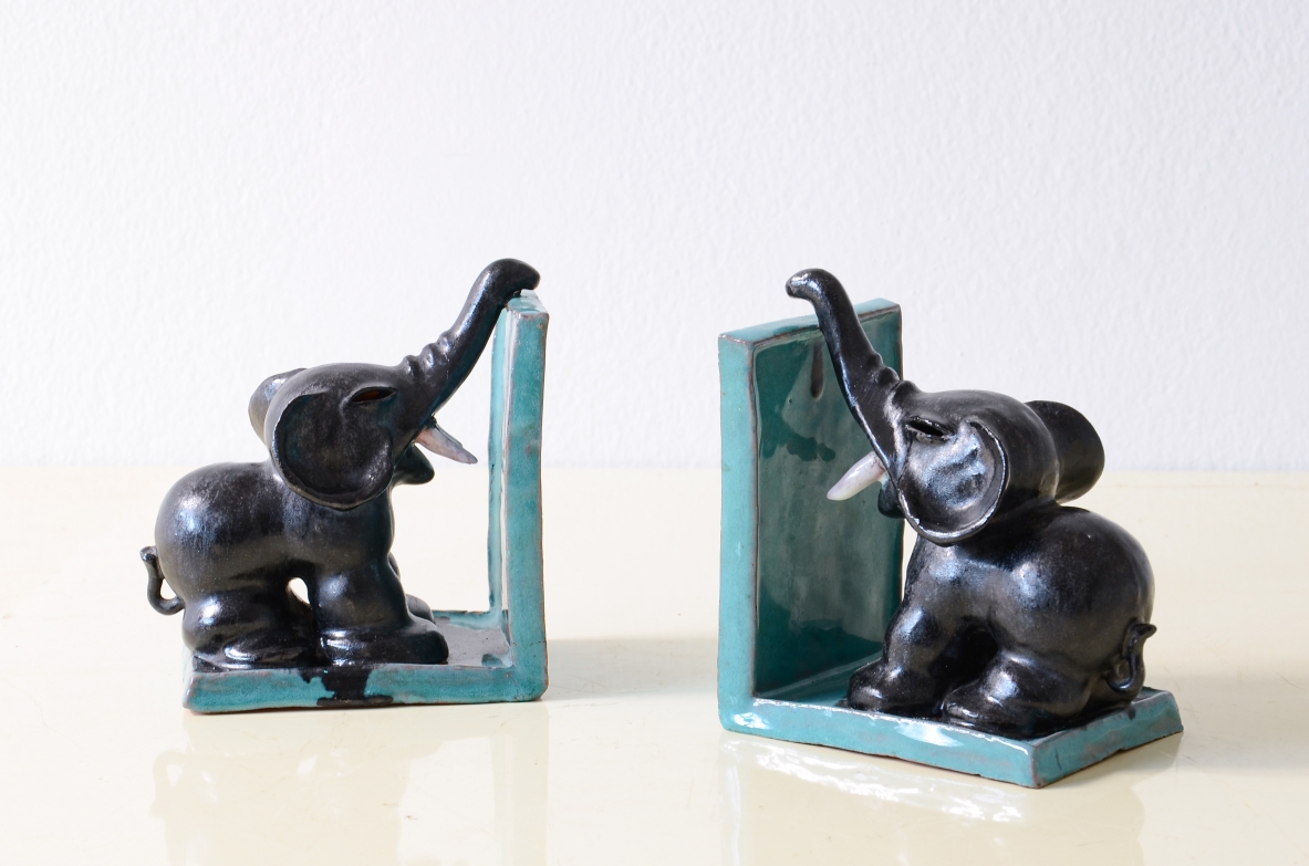 Michael Powolny Due elefantini fermalibro in ceramica smaltata, anni '20