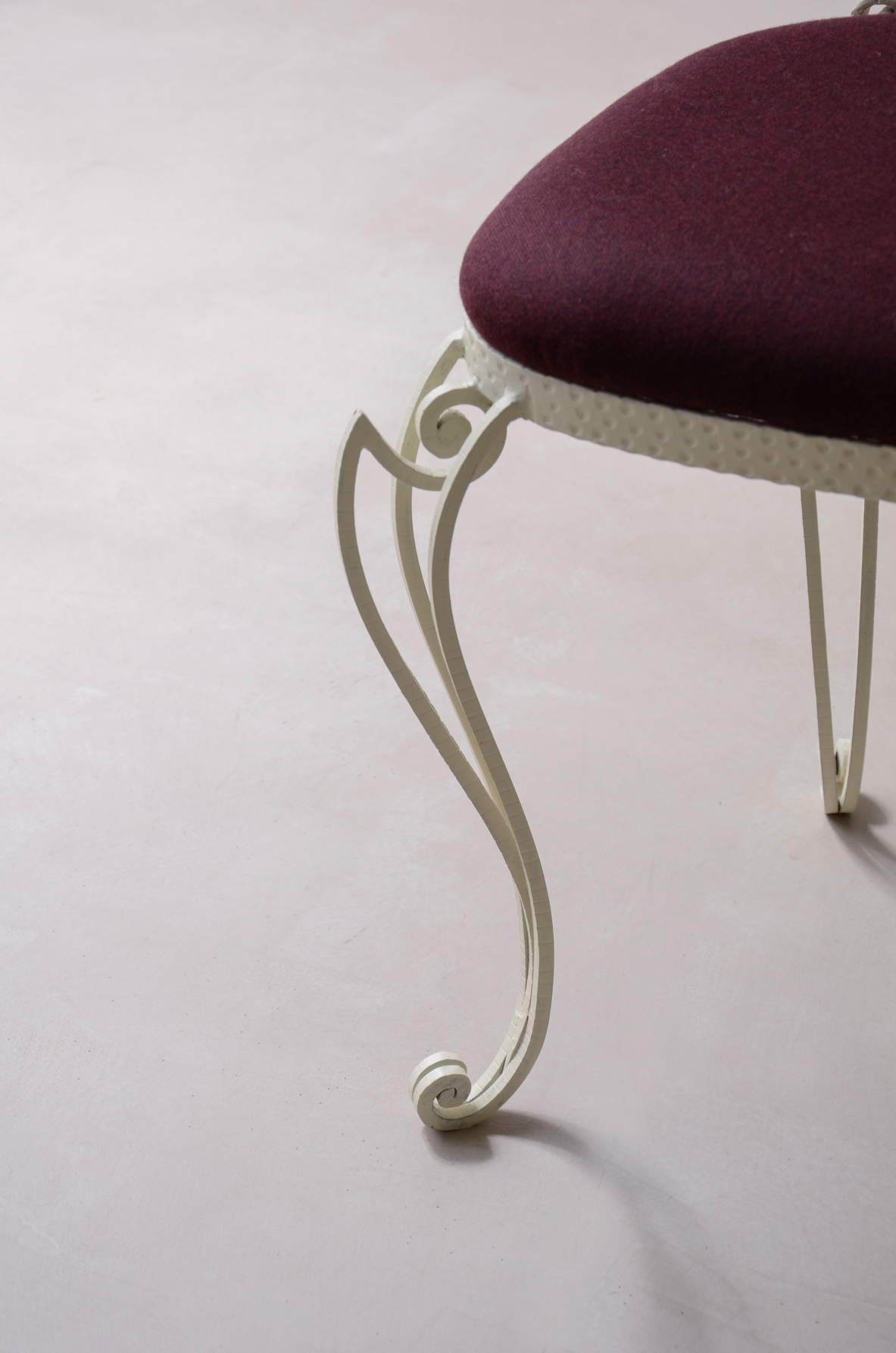 Pierluigi Colli Due sedie in ferro battuto con schienale alto decorato a riccioli, Torino 1950 