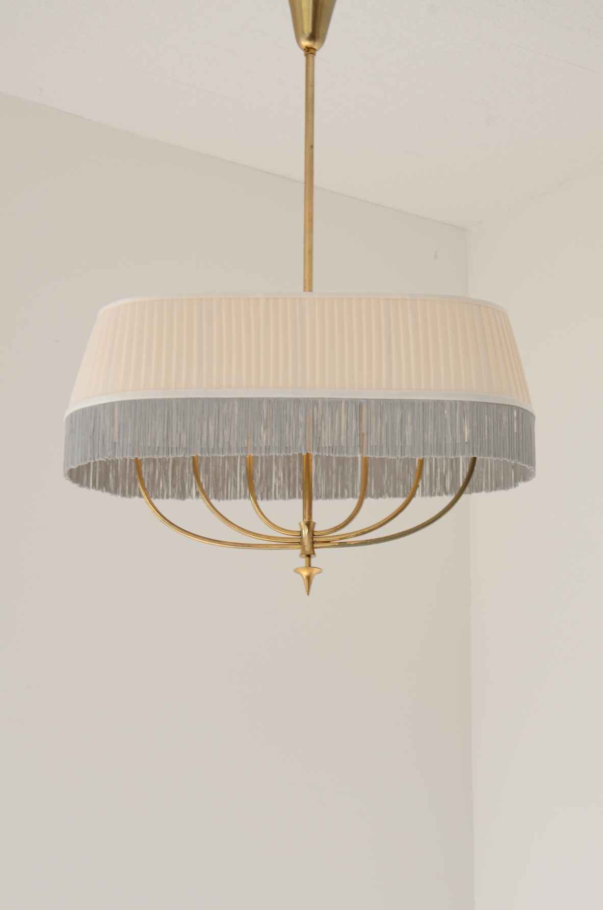 Guglielmo Ulrich Brass pendant chandelier with a drum-shaped pleated fabric shade