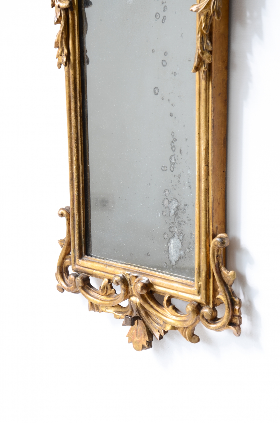 Pair of very refined and elegant carved and gilded wooden mirrors, 1730-1750