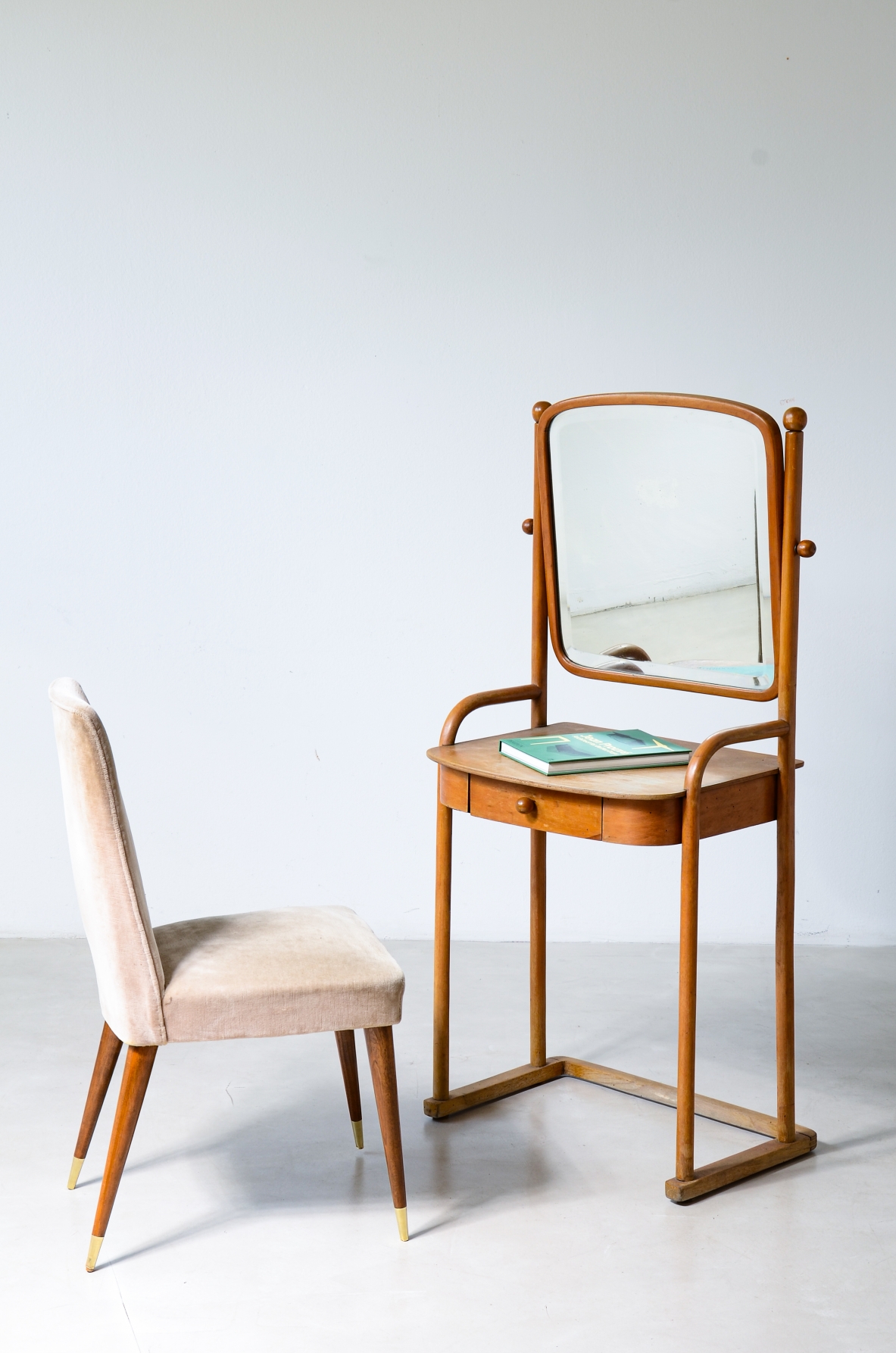 Jacob & Josef Kohn, Elegant bentwood vanity. Vienna, ca. 1910.