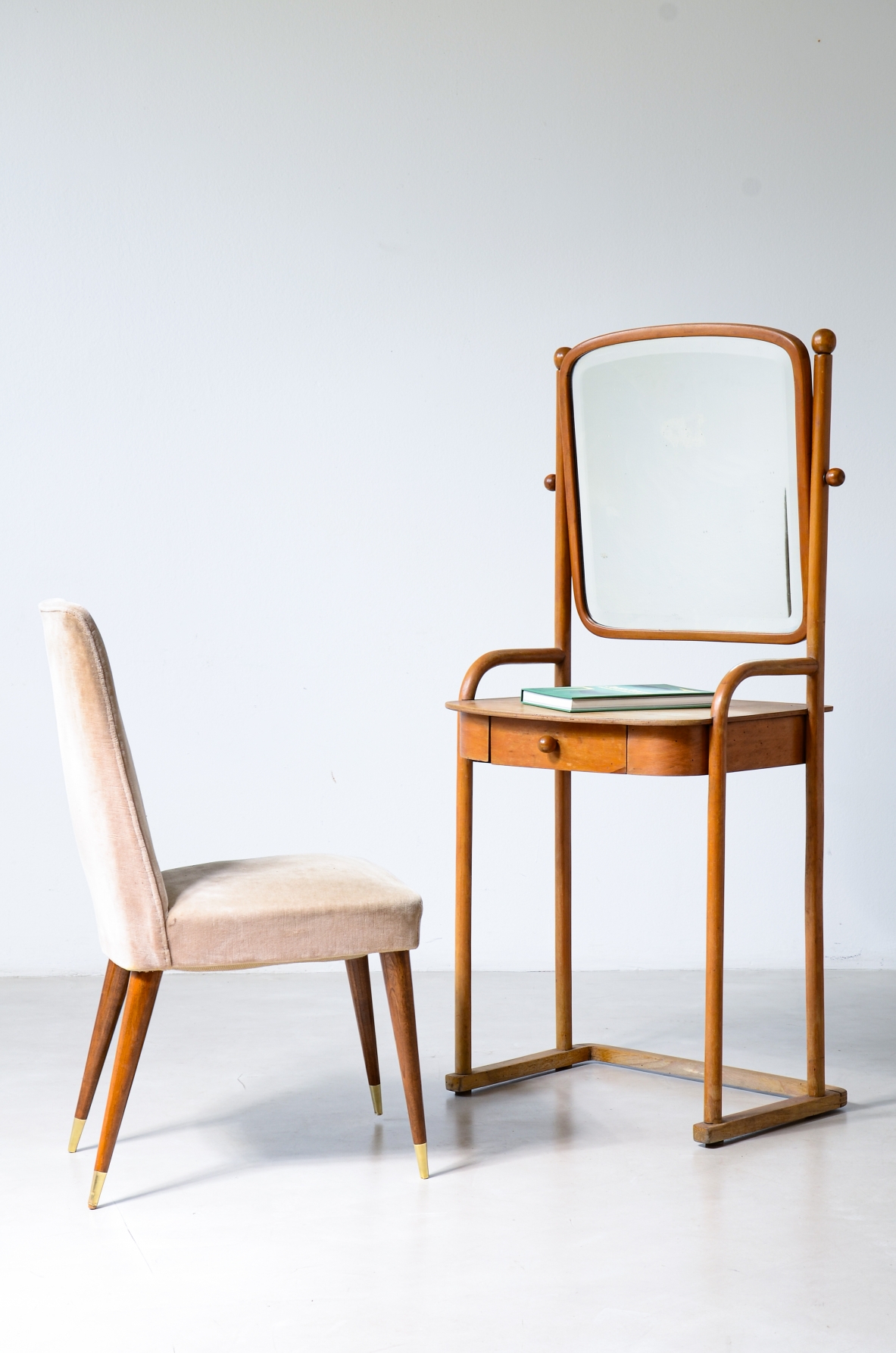 Jacob & Josef Kohn, Elegant bentwood vanity. Vienna, ca. 1910.