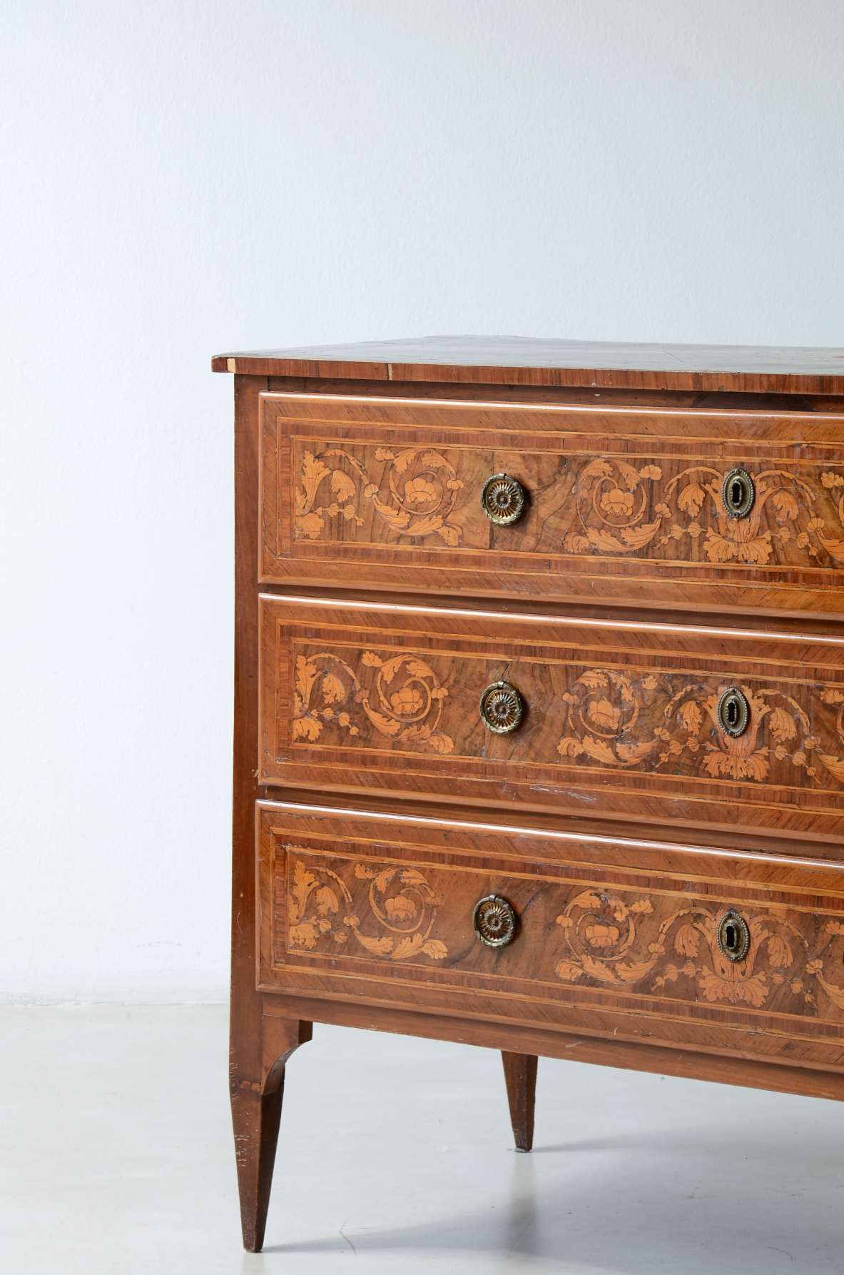 Three-drawer veneered wooden chest with fine wood. Louis XVI period, North Italy, ca. 1780