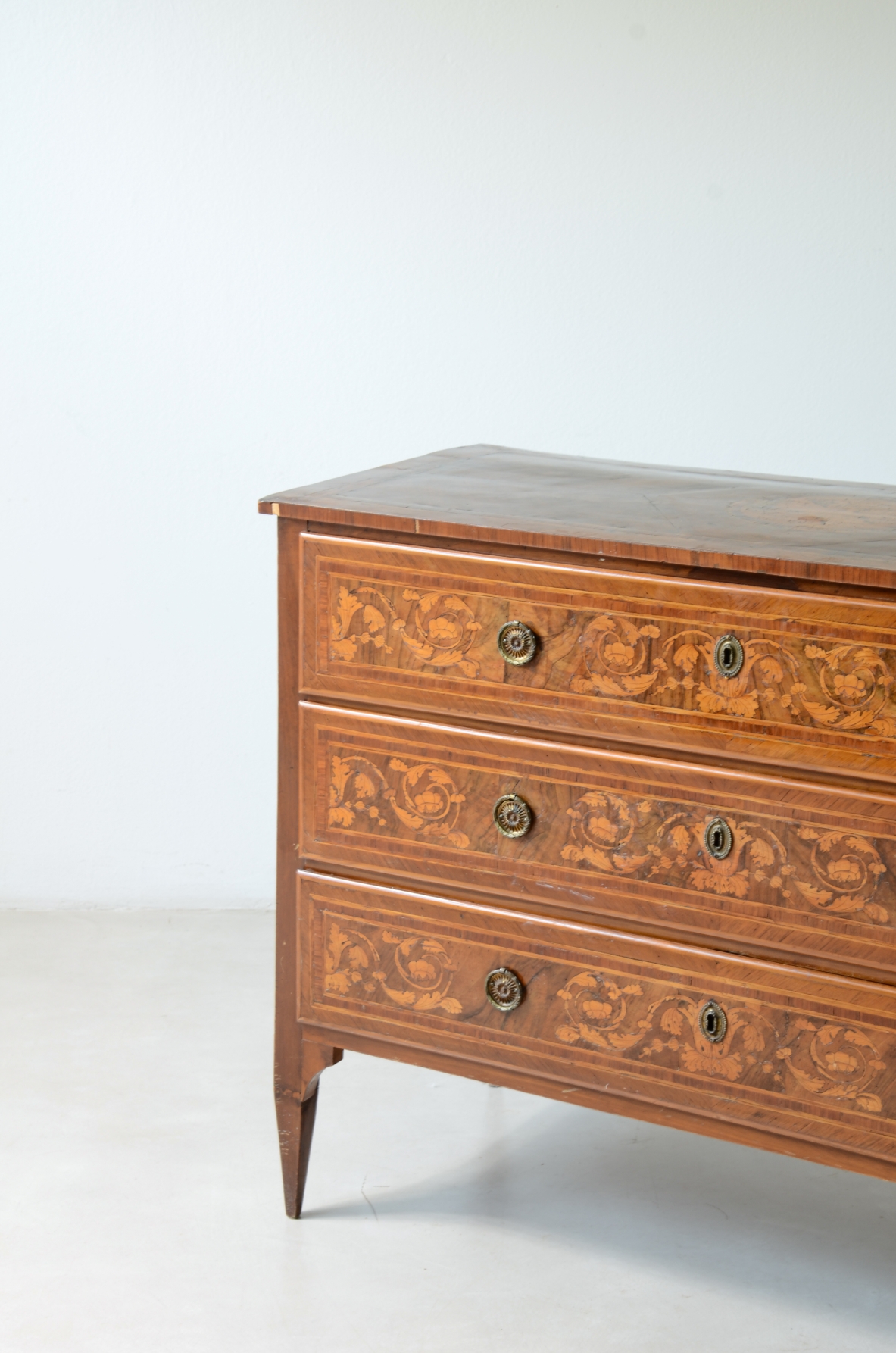 Three-drawer veneered wooden chest with fine wood. Louis XVI period, North Italy, ca. 1780