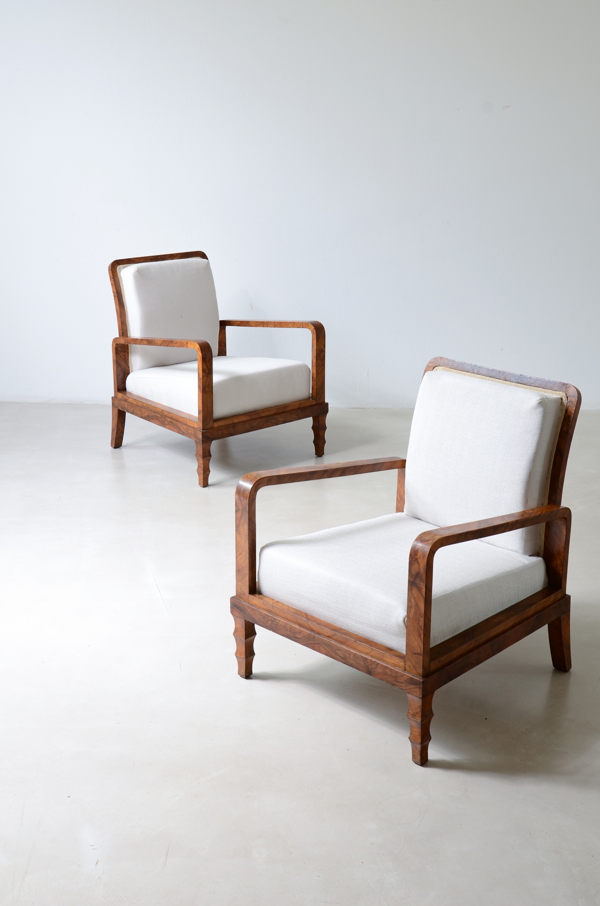 Pair of elegant walnut burl armchairs.Italian manufacture, 1930s. In the style of Emilio Lancia/Gio Ponti.