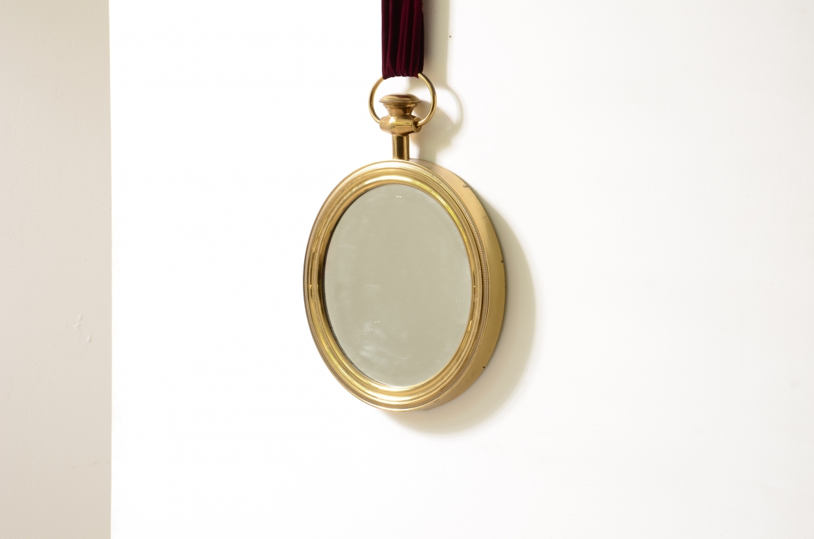 Elegante specchio in ottone sagomato nello stile di Piero Fornasetti. Anni '50