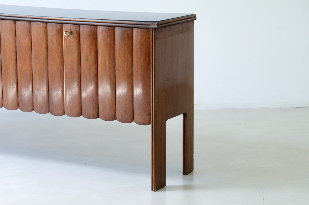 Guglielmo Ulrich. Rare four-door walnut cabinet with a wave motif. Arca manufacture, 1940s.