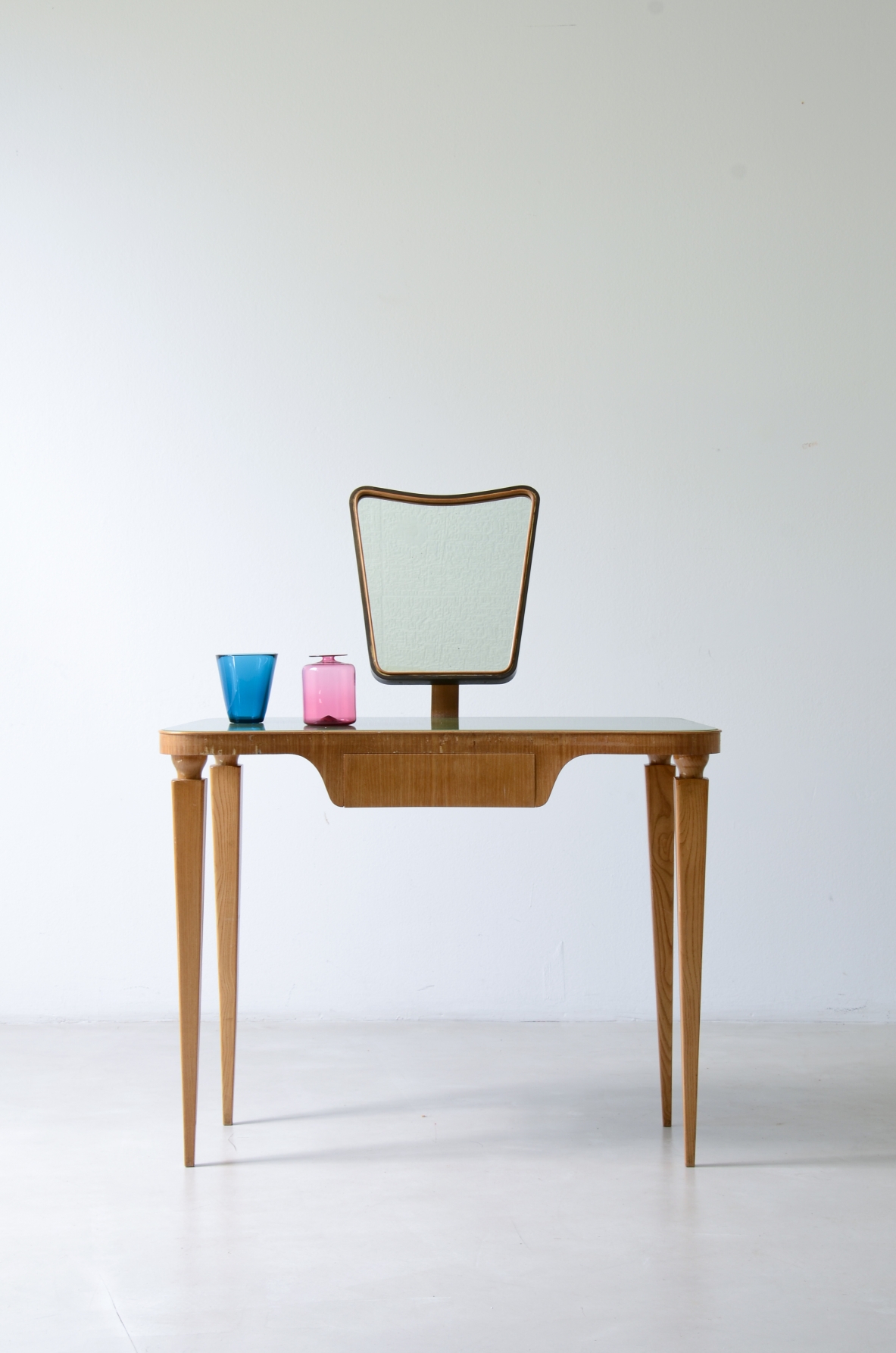 Elegant ash vanity console. Italian manufacture, circa 1940.
