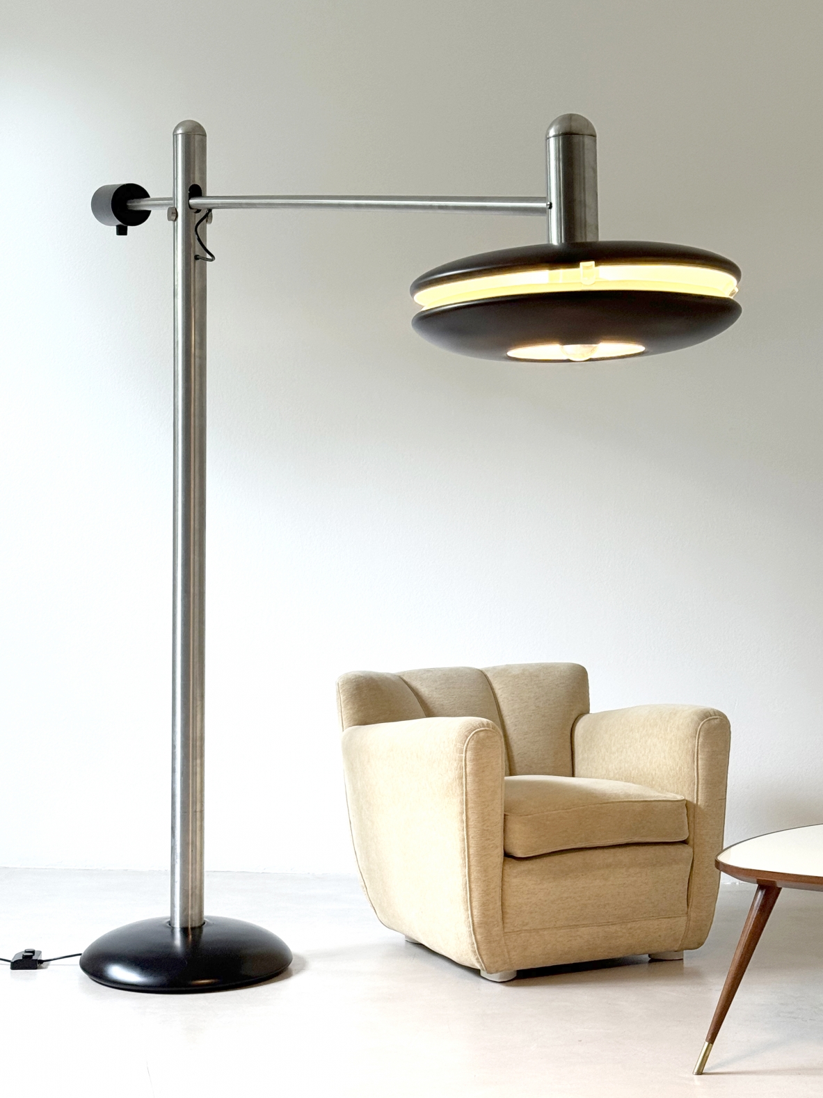 Selenova 1972  large floor lamp in steel and lacquered metal with a swing arm