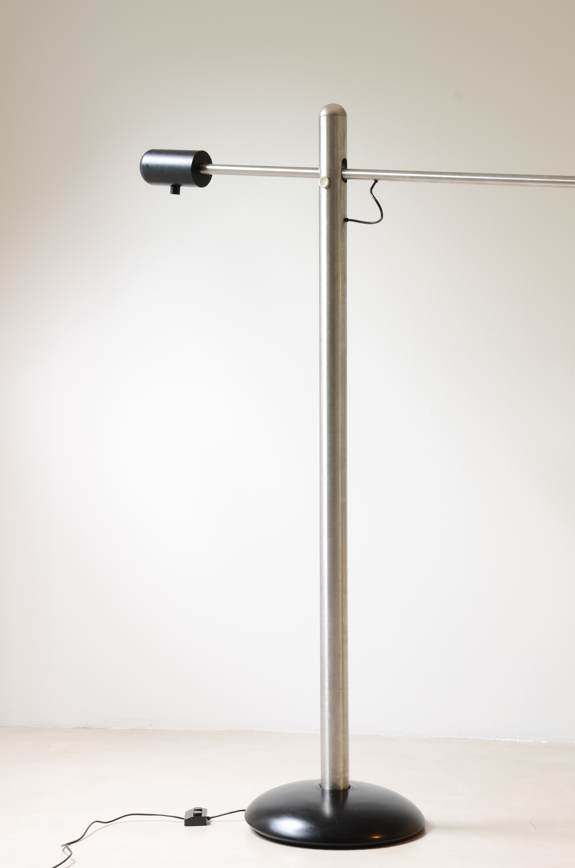 Selenova 1972  large floor lamp in steel and lacquered metal with a swing arm