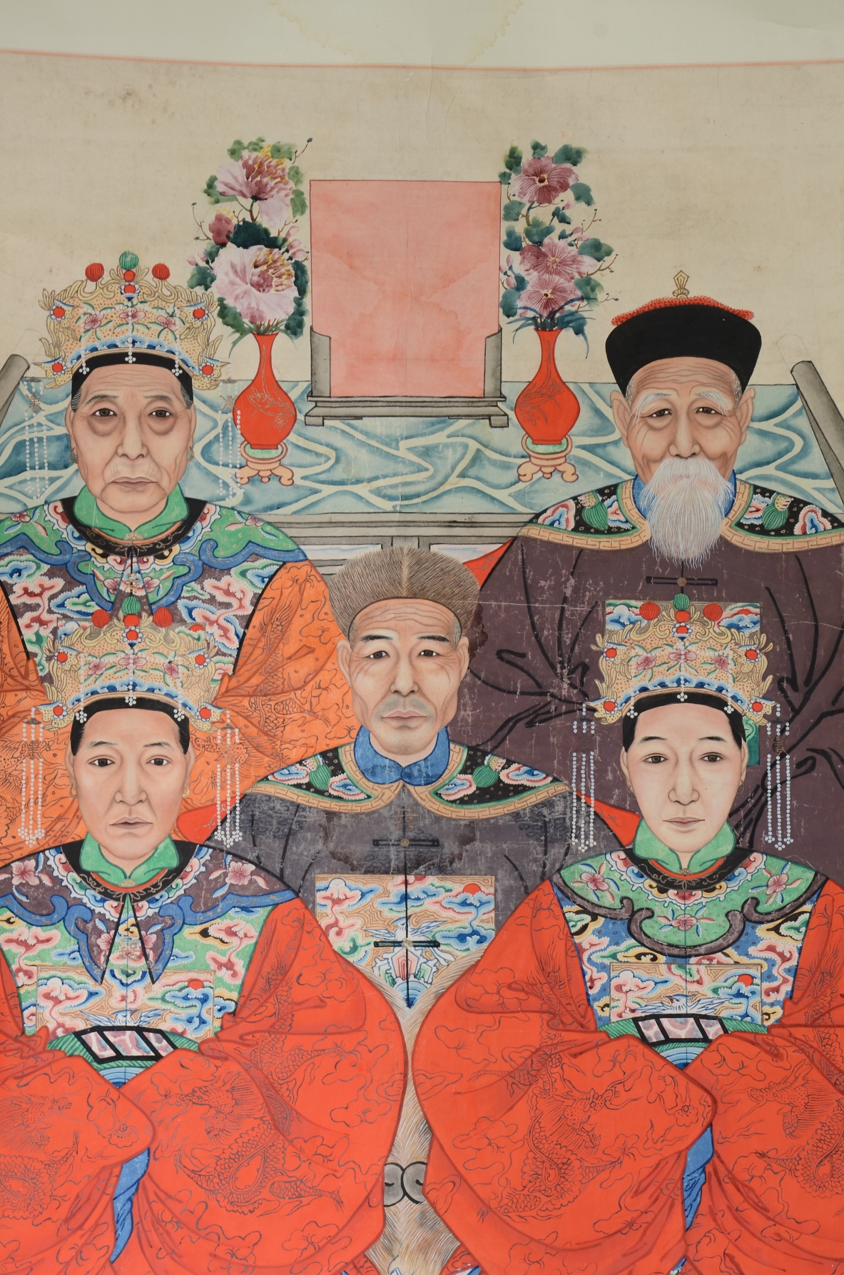 Large portrait of a Chinese aristocratic family. Tempera and pigments on paper, China, second half of the 19th century.