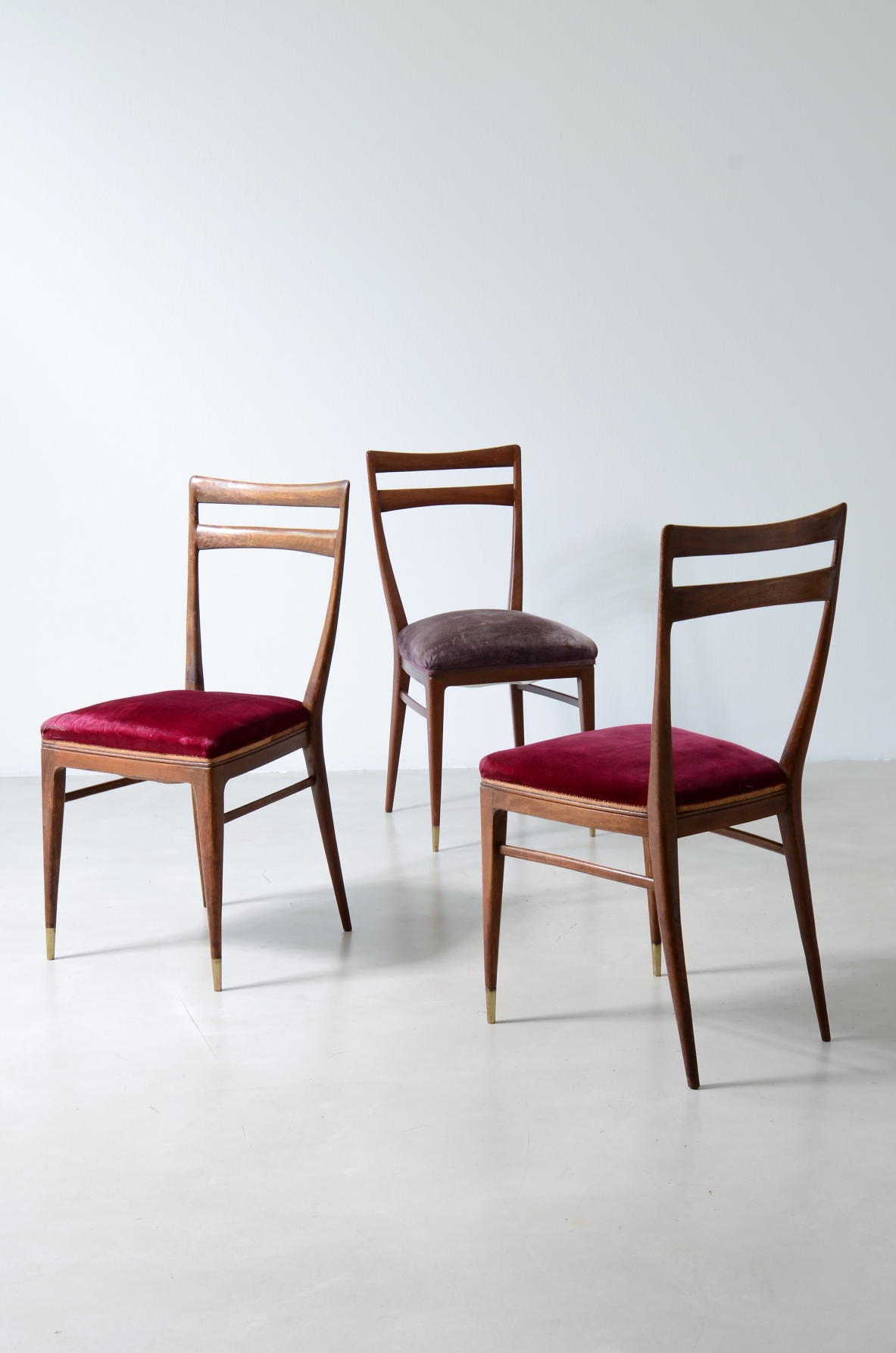 Guglielmo Ulrich Eight elegant turned walnut chairs, Manufactured by Arca Milano in the 1940s