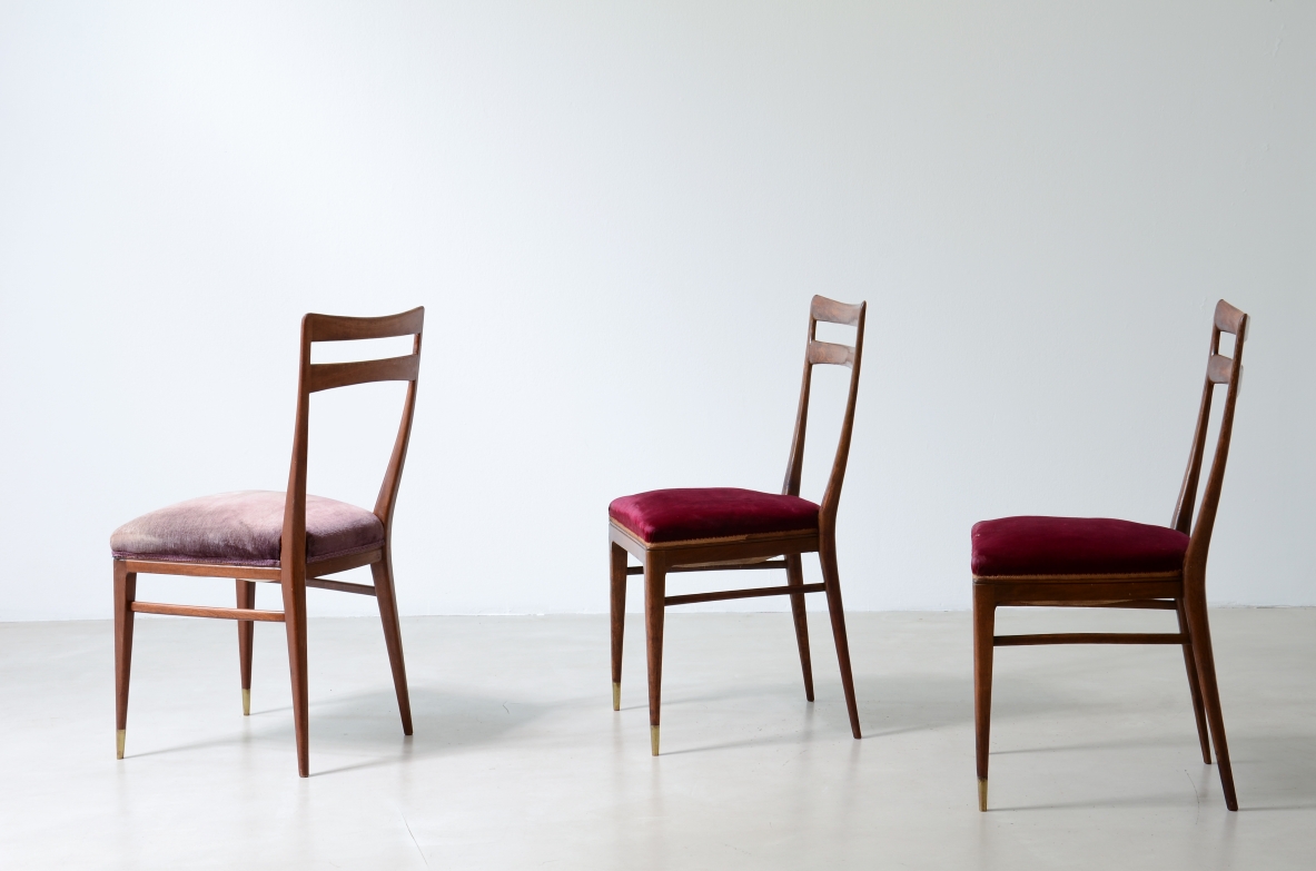 Guglielmo Ulrich Eight elegant turned walnut chairs, Manufactured by Arca Milano in the 1940s