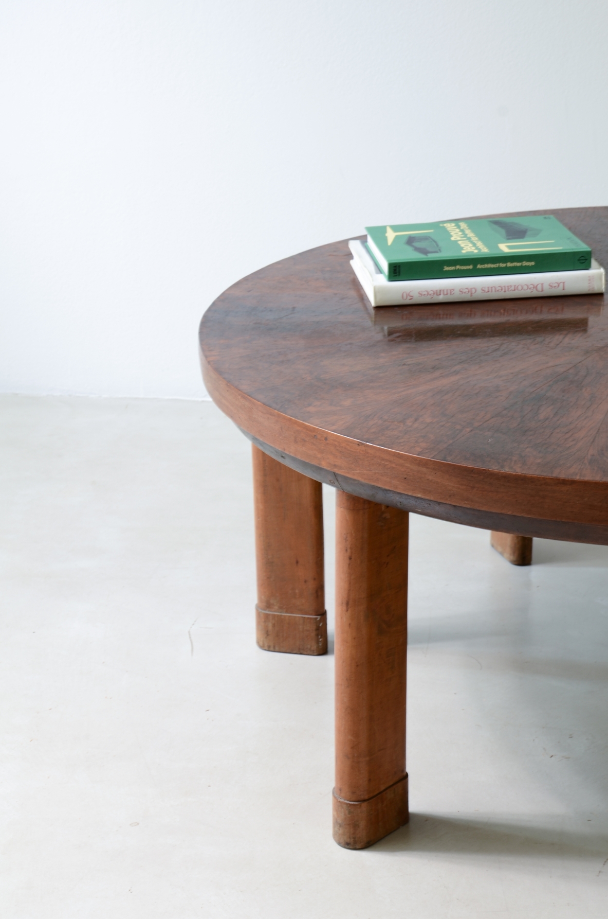 Large, six-legged coffee table in shaped wood, Italian manufacture, in the Ponti style, circa 1930/40.