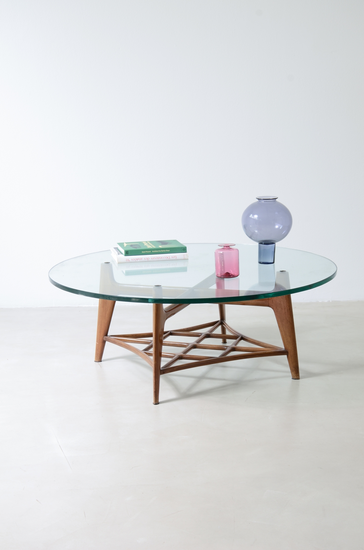 Splendid low table with four shaped wooden legs, Attributed to Gio Ponti, 1955