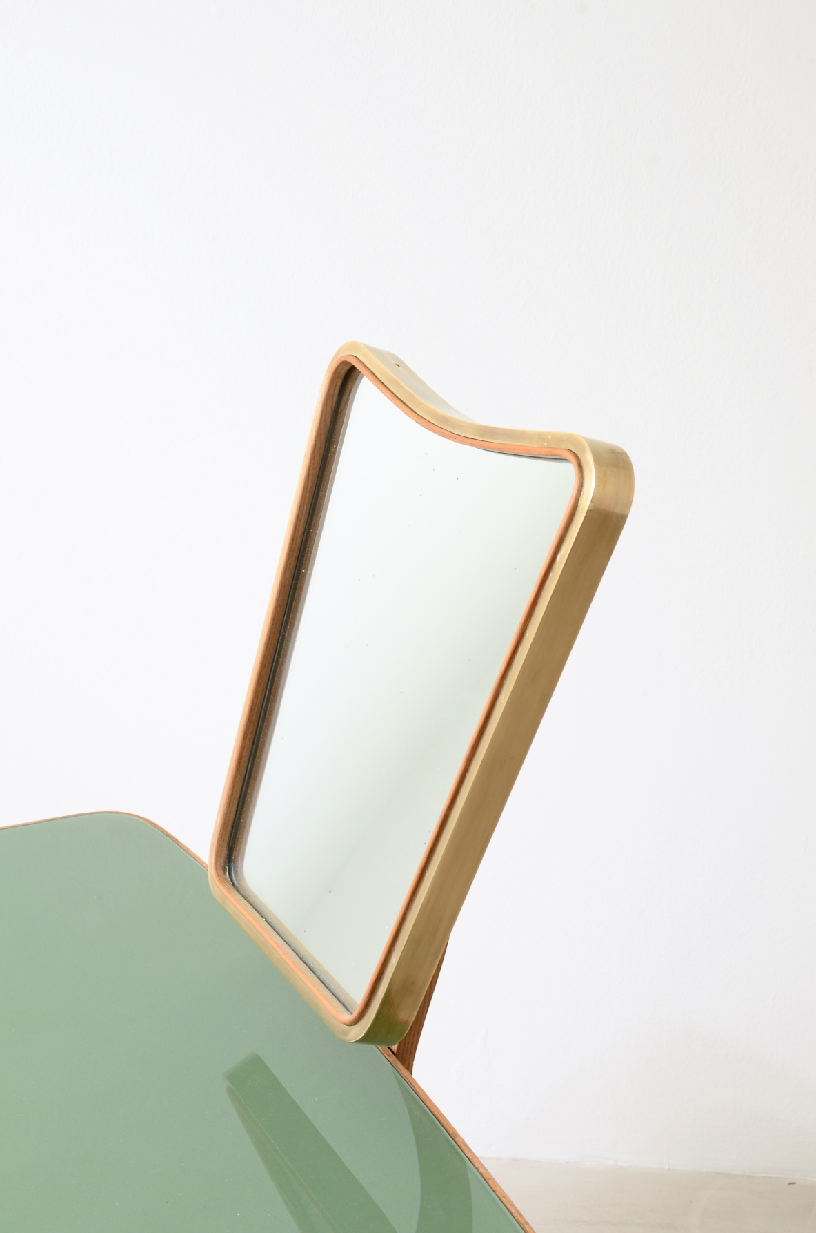 Elegante console toilette in frassino con cassetto sagomato. Manifattura italiana 1940ca.
