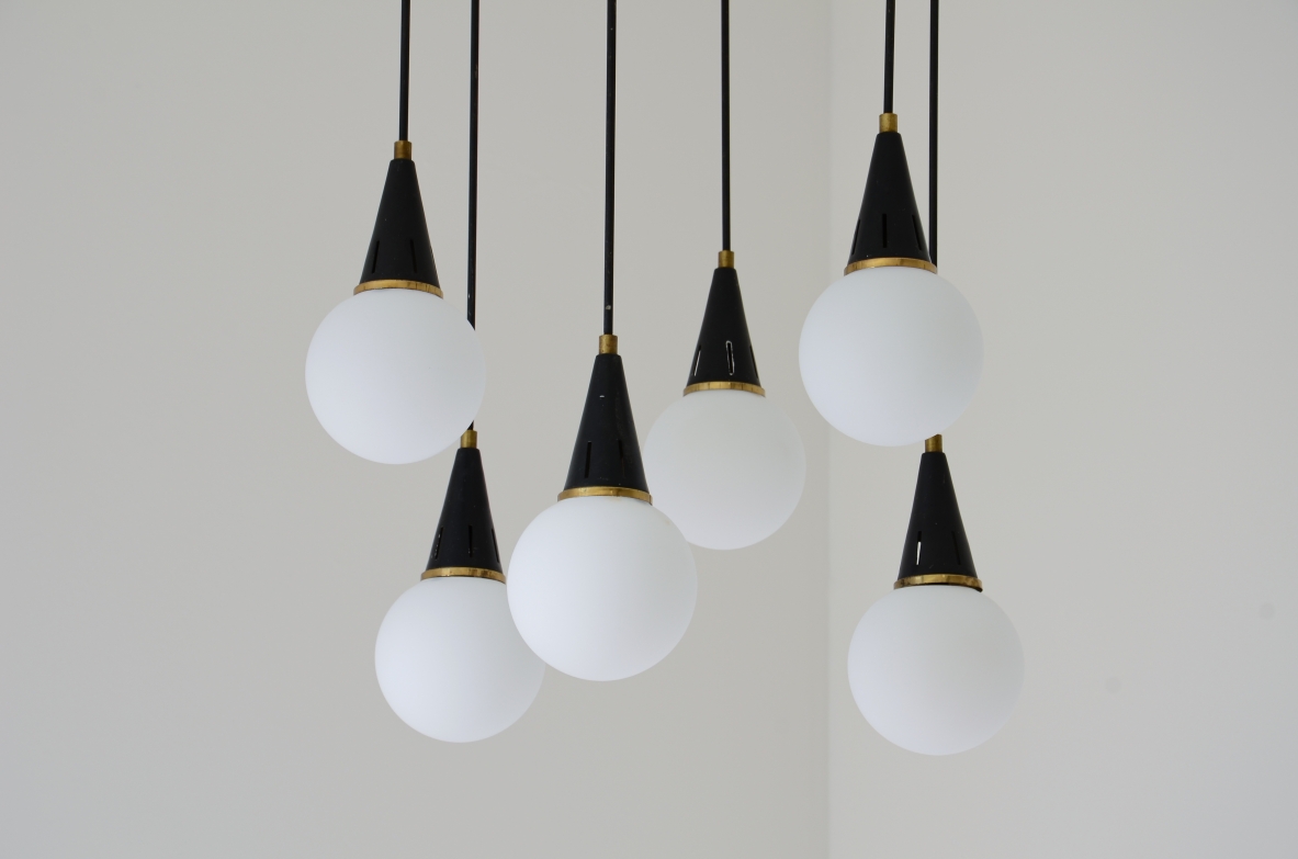 Lampadario a sei luci con bracci in ottone e sfere in vetro, Manifattura Stilnovo Milano anni 50'.