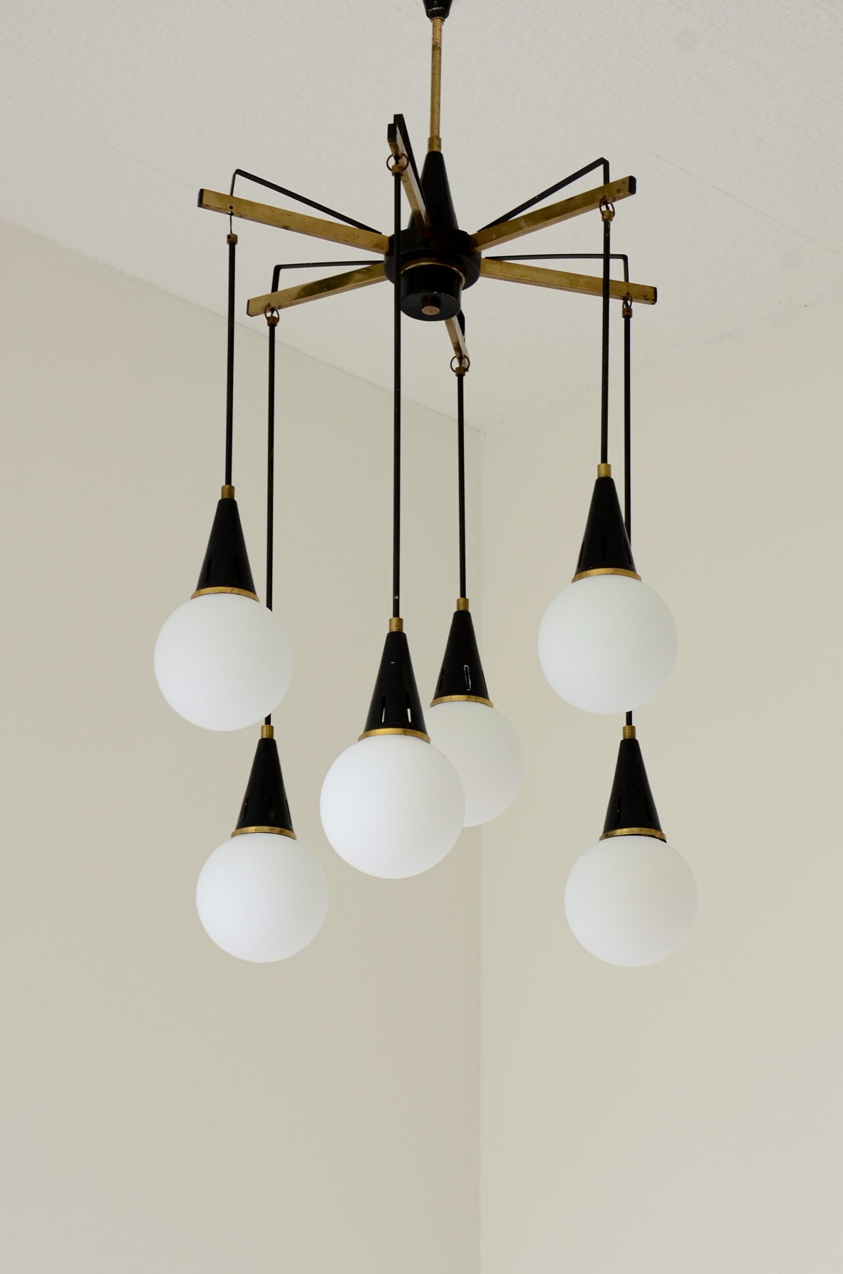 Lampadario a sei luci con bracci in ottone e sfere in vetro, Manifattura Stilnovo Milano anni 50'.