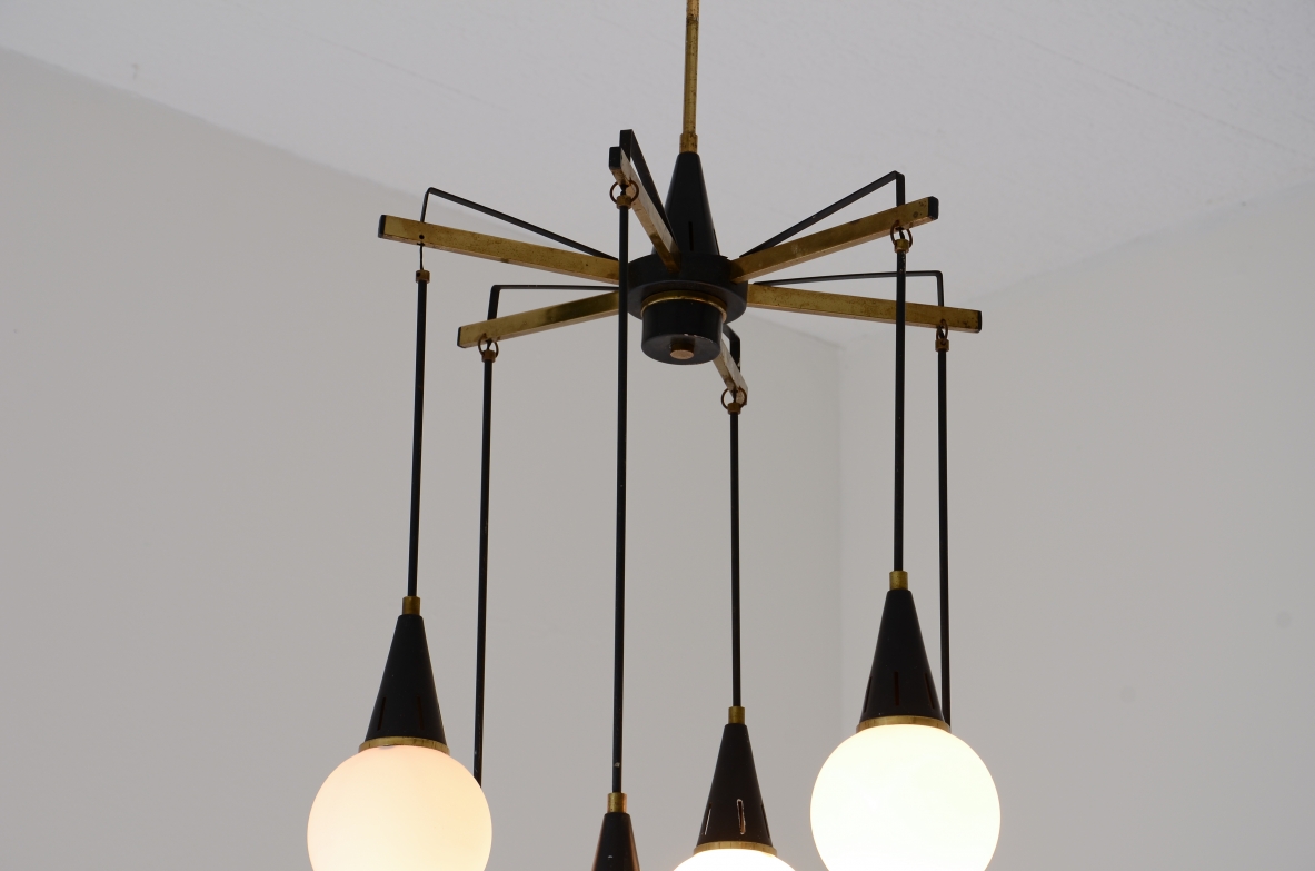 Lampadario a sei luci con bracci in ottone e sfere in vetro, Manifattura Stilnovo Milano anni 50'.