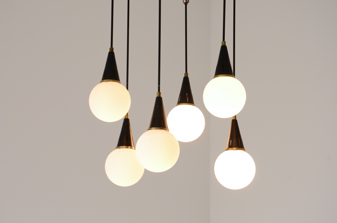 Lampadario a sei luci con bracci in ottone e sfere in vetro, Manifattura Stilnovo Milano anni 50'.