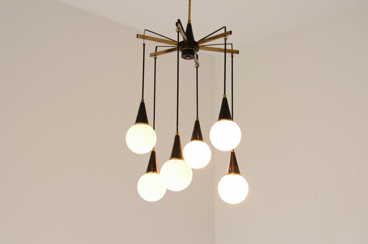 Lampadario a sei luci con bracci in ottone e sfere in vetro, Manifattura Stilnovo Milano anni 50'.