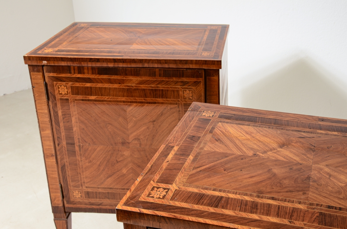 Coppia di eleganti piccoli mobili, intarsiati, Manifattura italiana, Lombardia, epoca Luigi XVI, 1780-90ca