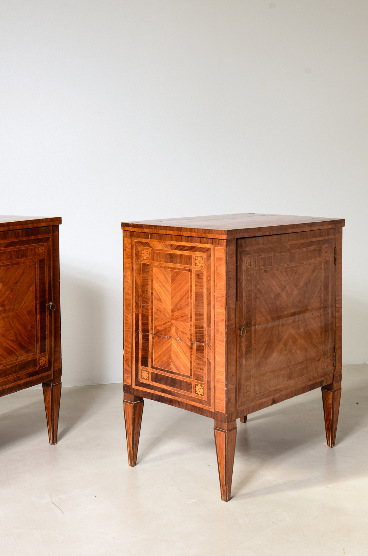 Coppia di eleganti piccoli mobili, intarsiati, Manifattura italiana, Lombardia, epoca Luigi XVI, 1780-90ca