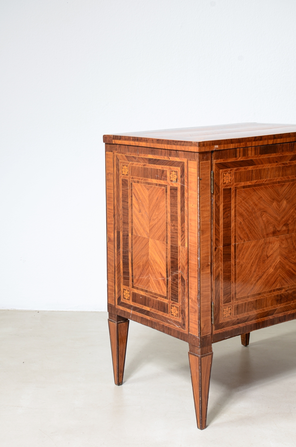Coppia di eleganti piccoli mobili, intarsiati, Manifattura italiana, Lombardia, epoca Luigi XVI, 1780-90ca