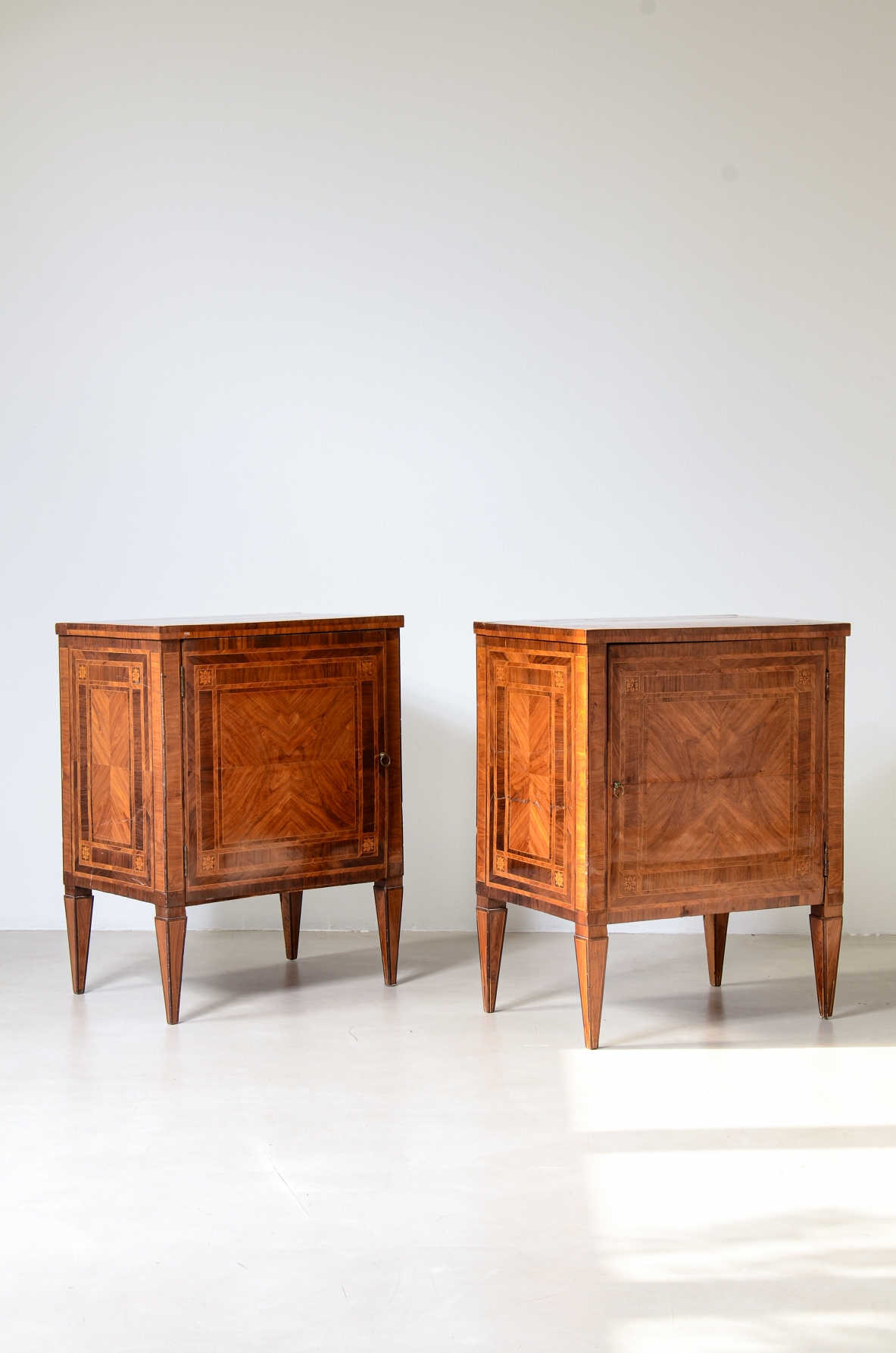 Coppia di eleganti piccoli mobili, intarsiati, Manifattura italiana, Lombardia, epoca Luigi XVI, 1780-90ca