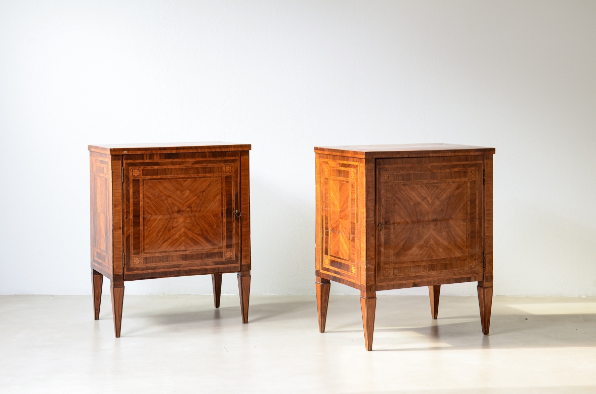 Coppia di eleganti piccoli mobili, intarsiati, Manifattura italiana, Lombardia, epoca Luigi XVI, 1780-90ca