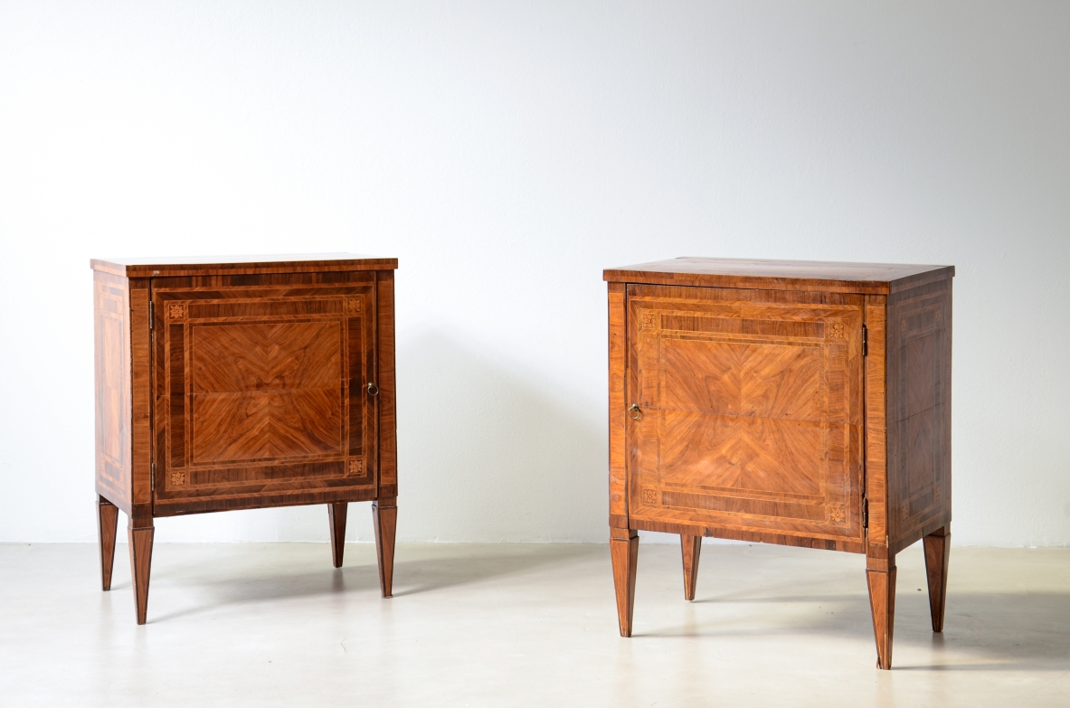 Coppia di eleganti piccoli mobili, intarsiati, Manifattura italiana, Lombardia, epoca Luigi XVI, 1780-90ca