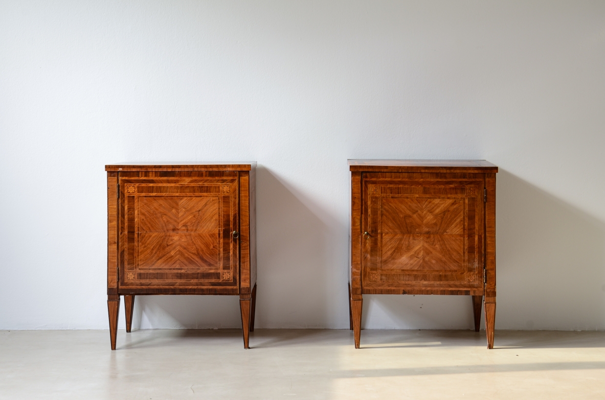 Coppia di eleganti piccoli mobili, intarsiati, Manifattura italiana, Lombardia, epoca Luigi XVI, 1780-90ca