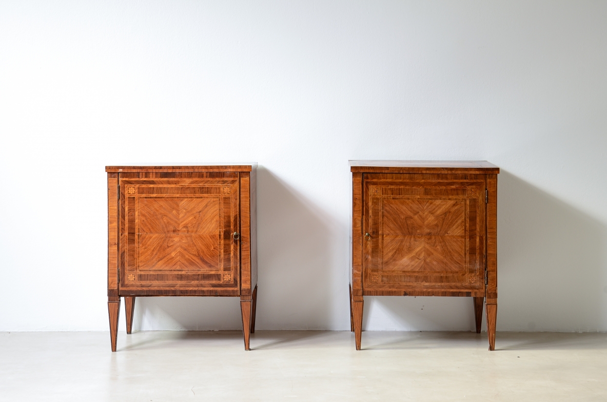 Coppia di eleganti piccoli mobili, intarsiati, Manifattura italiana, Lombardia, epoca Luigi XVI, 1780-90ca
