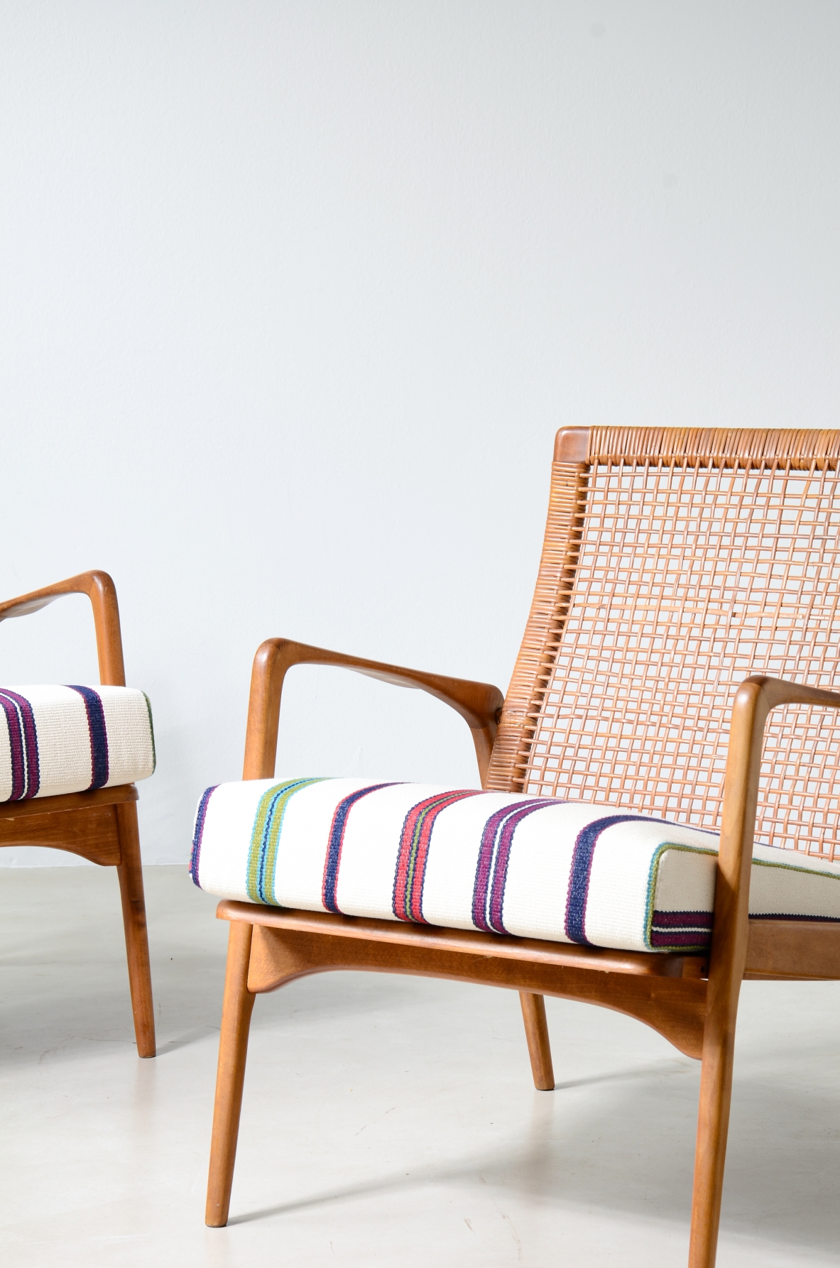 Coppia di poltroncine in legno sagomato, Manifattura scandinava, 1960ca.