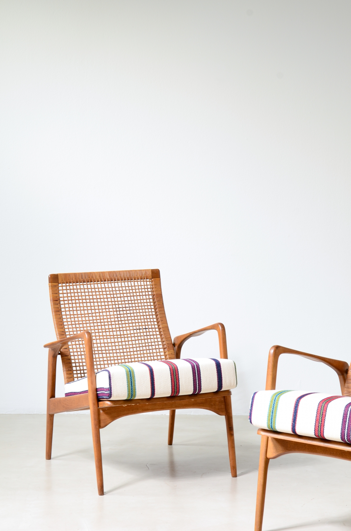 Coppia di poltroncine in legno sagomato, Manifattura scandinava, 1960ca.