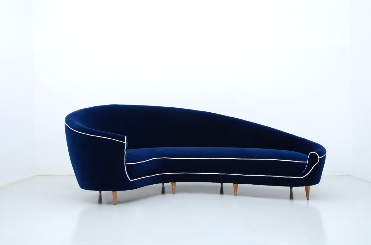 Fedrico Munari, grande divano curvilineo rivestito in velluto, 1950ca.