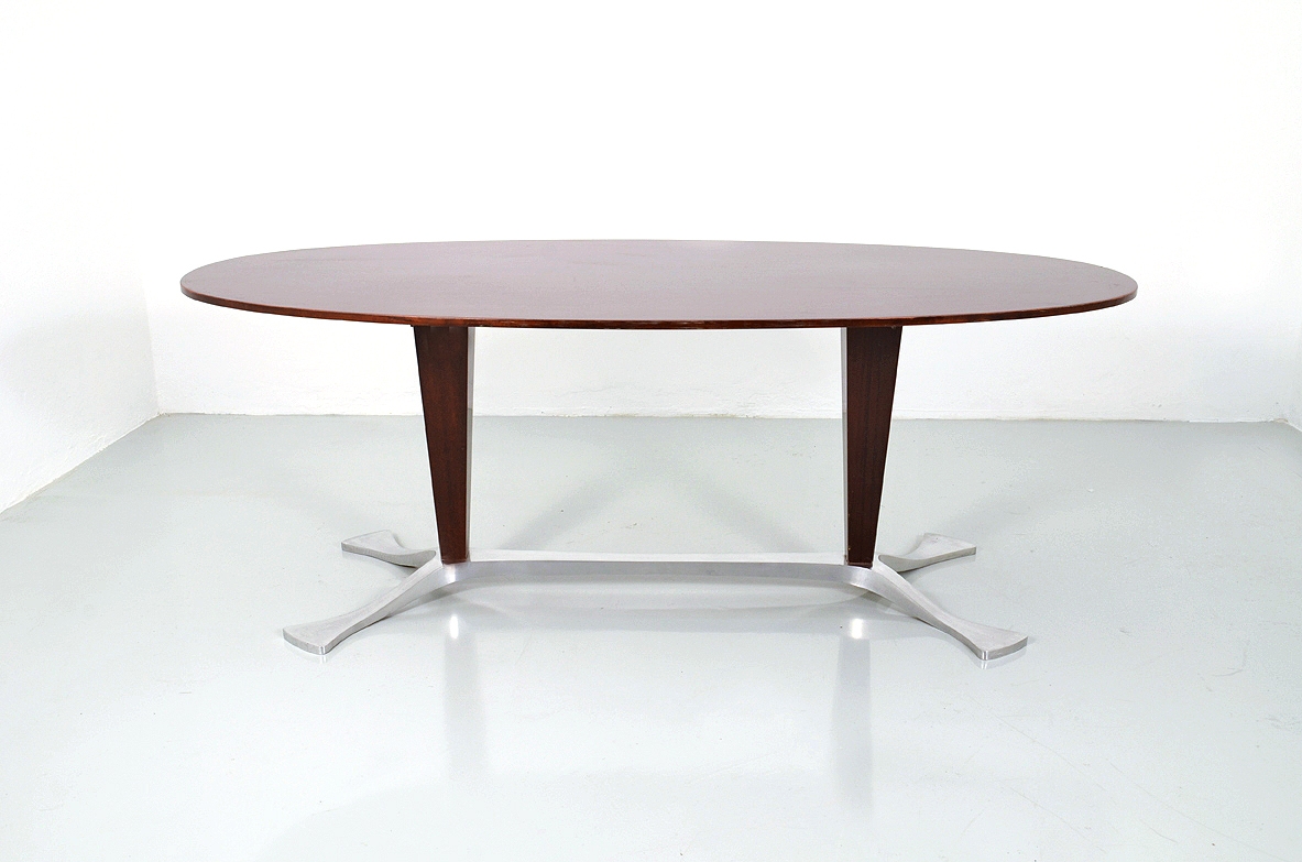 Arredamenti Borsani, tavolo ovale da pranzo in palissandro con un elegante base in metallo lucidato, 1950ca.