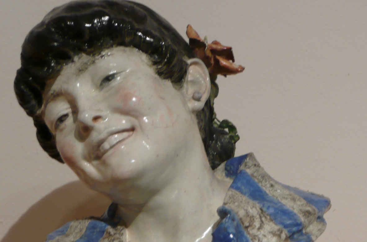 Figura di giovane donna in ceramica dipinta.  Francesco Parente, Firenze 1940ca.  Firma sul retro.