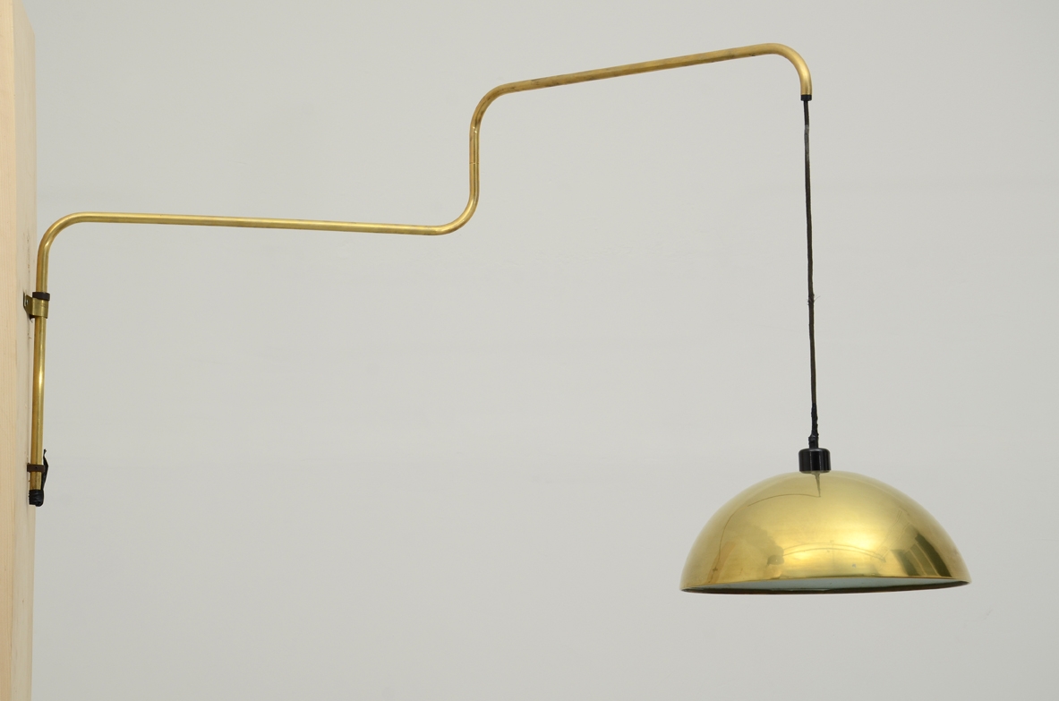 Martinelli Luce, lampada regolabile a parete in ottone. Italia, 1960 ca.