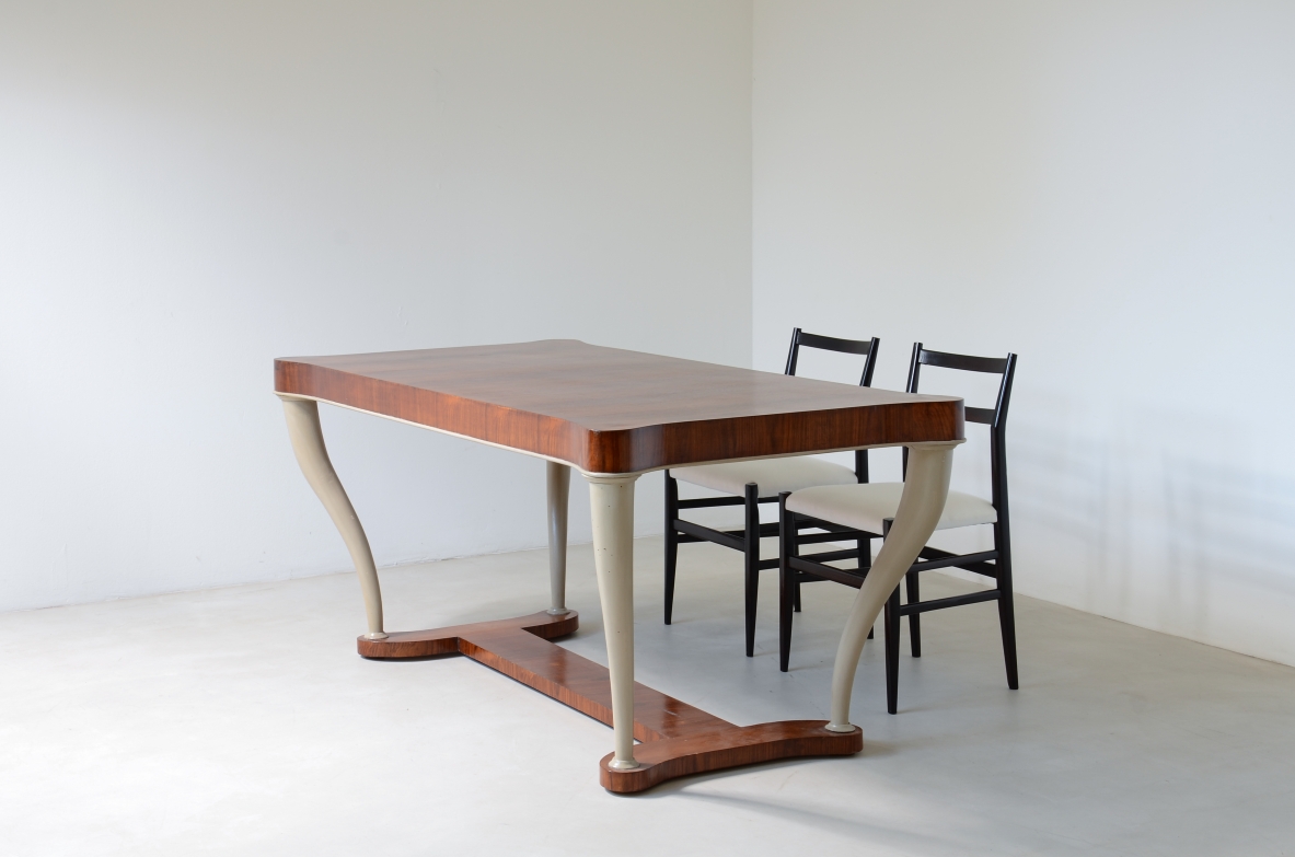 Table in veined walnut Italian manufacture ca. 1930.