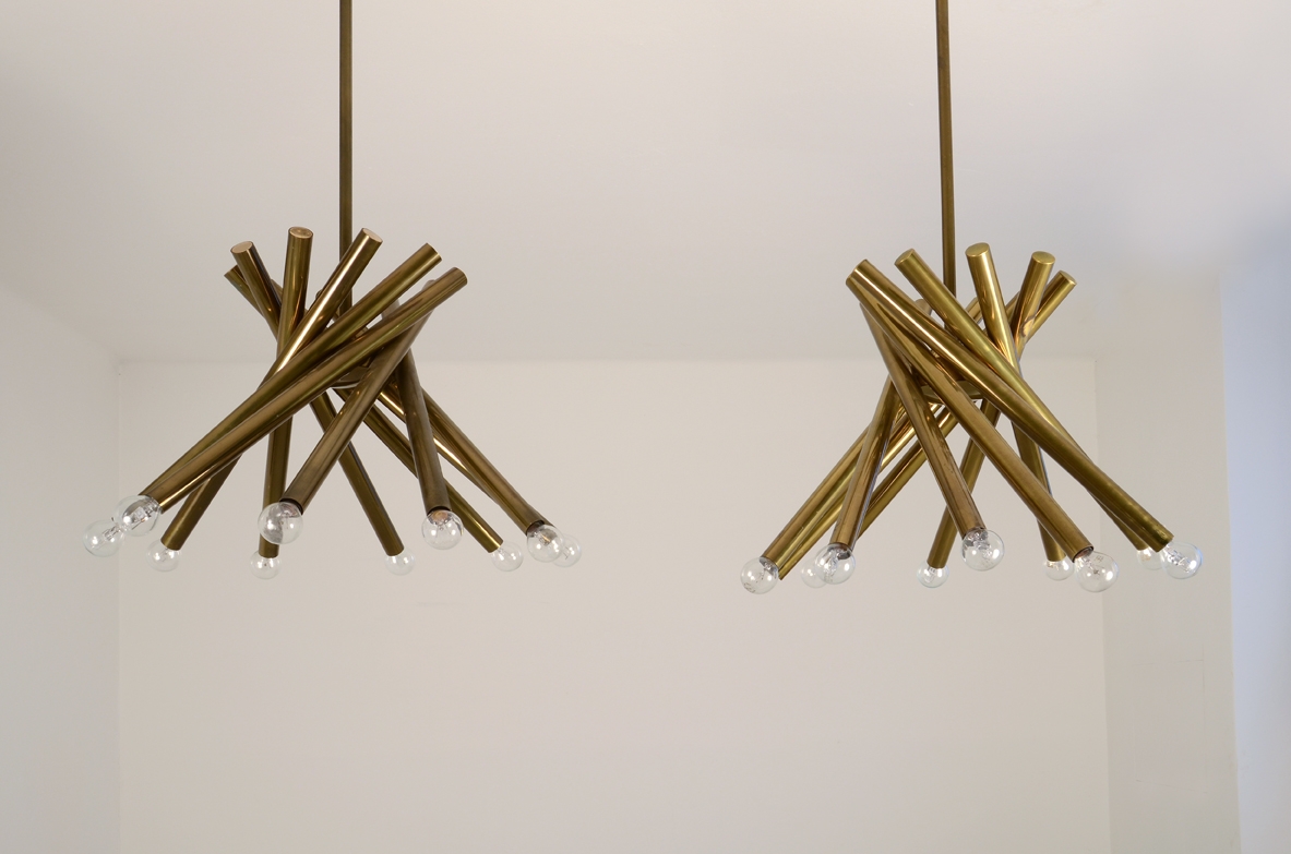 Stilnovo, rara coppia di lampadari anni 60 in ottone a dieci luci.