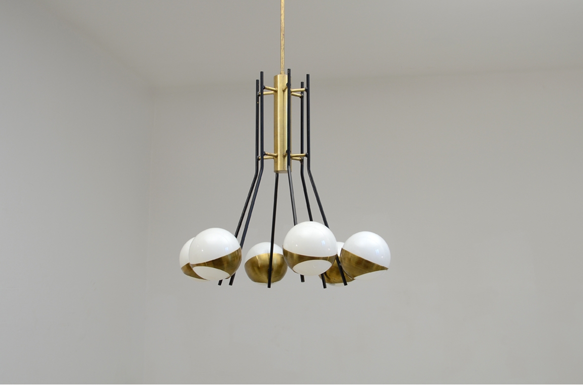 Stilnovo, lampadario con sfere in opaline, 1950ca.